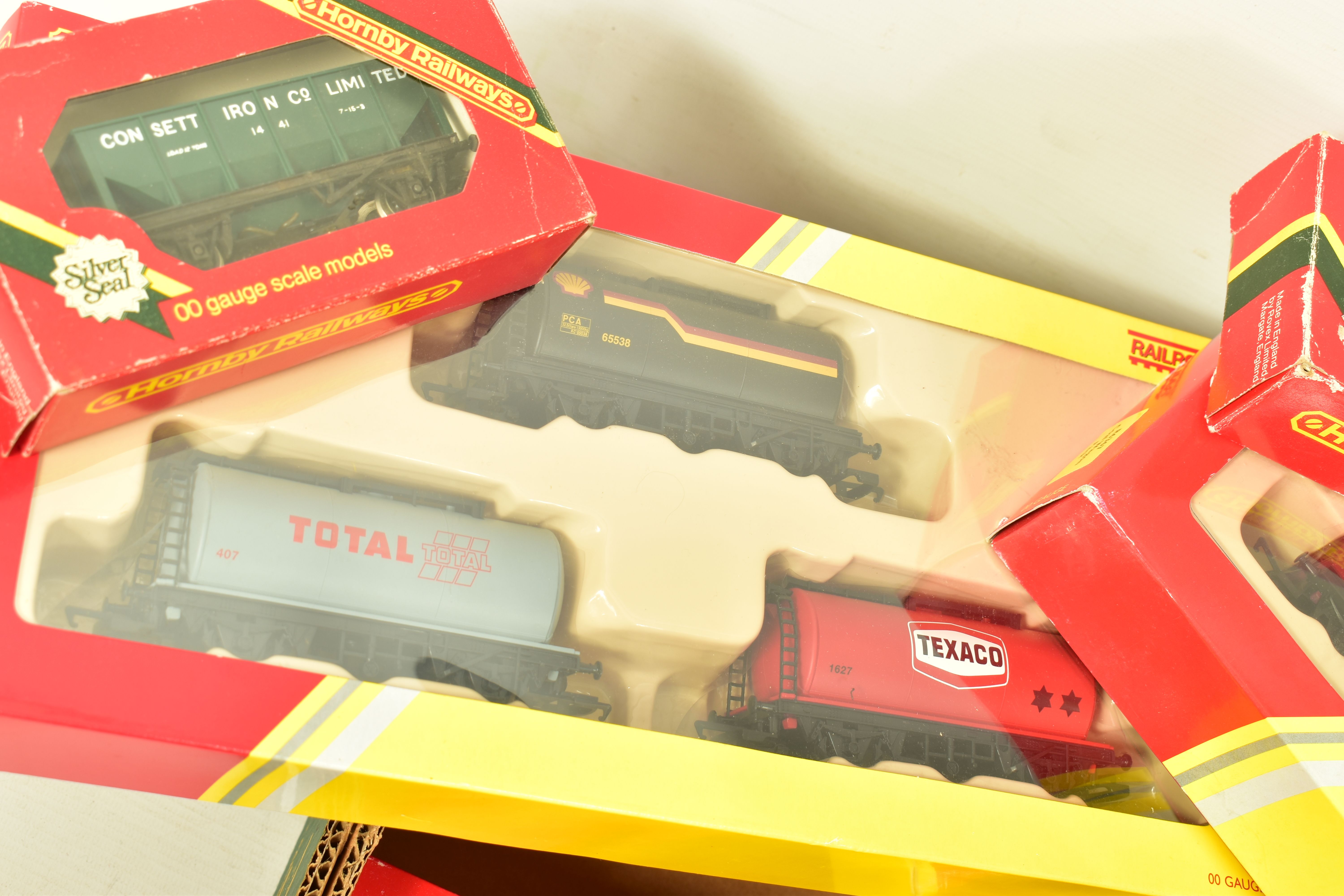 A QUANTITY OF BOXED ASSORTED OO GAUGE MODEL RAILWAY ROLLING STOCK, to include Tri-ang Wrenn, - Image 5 of 9