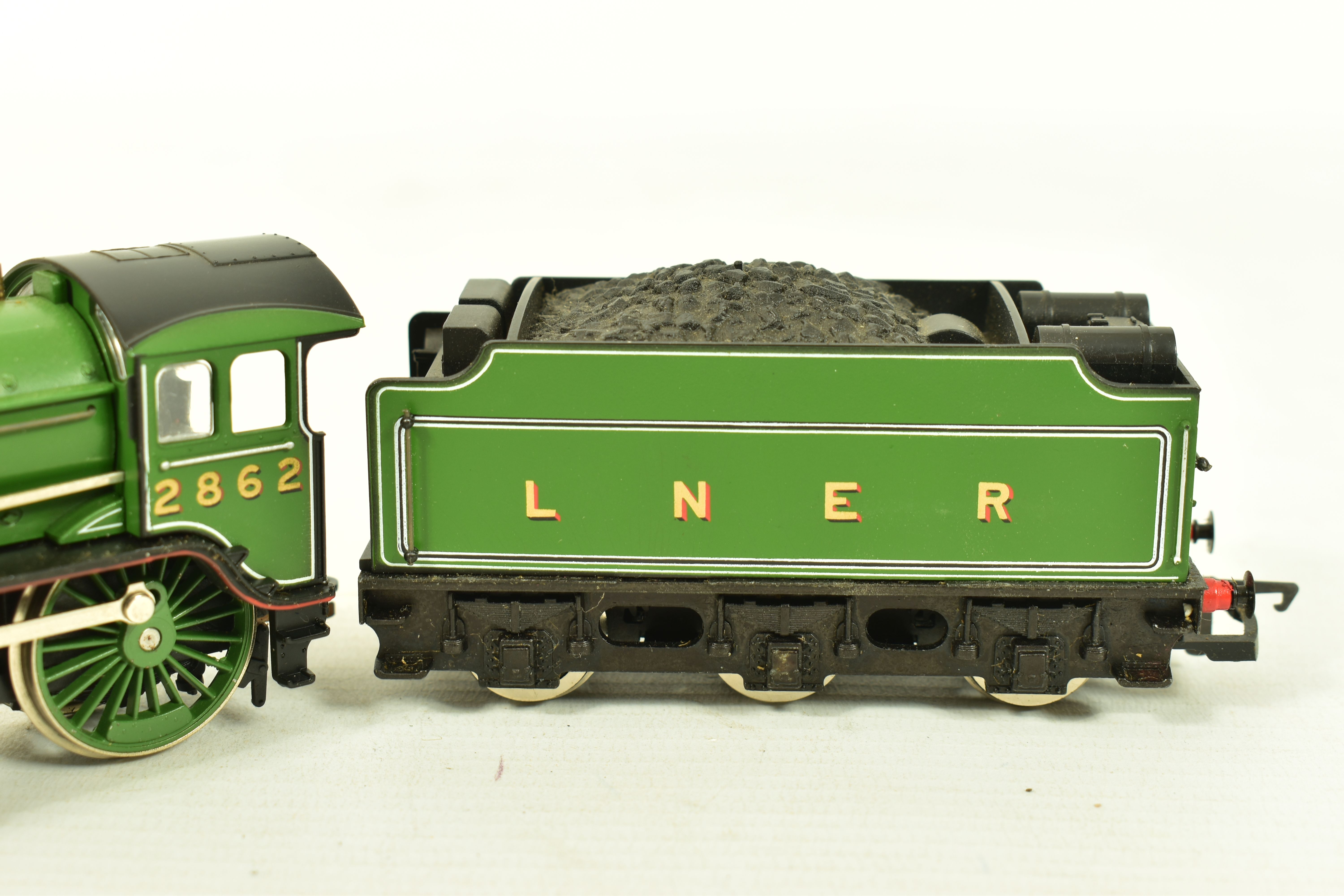 THREE BOXED HORNBY OO GAUGE LOCOMOTIVES OF L.N.E.R. ORIGIN, class B17 'Manchester United' No. - Image 7 of 10