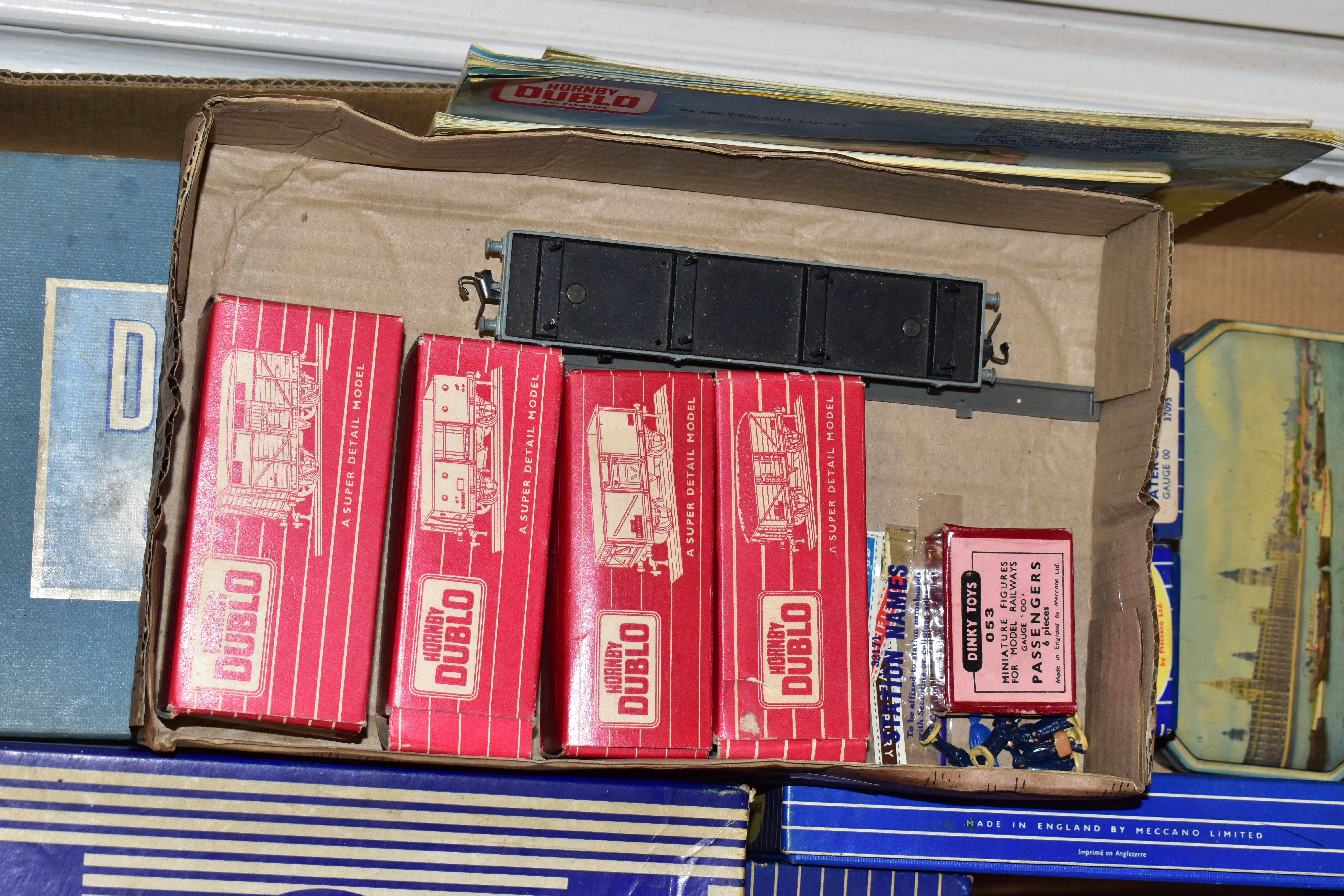 A QUANTITY OF BOXED AND UNBOXED HORNBY DUBLO ROLLING STOCK AND ACCESSORIES, to include boxed D1 - Image 2 of 12