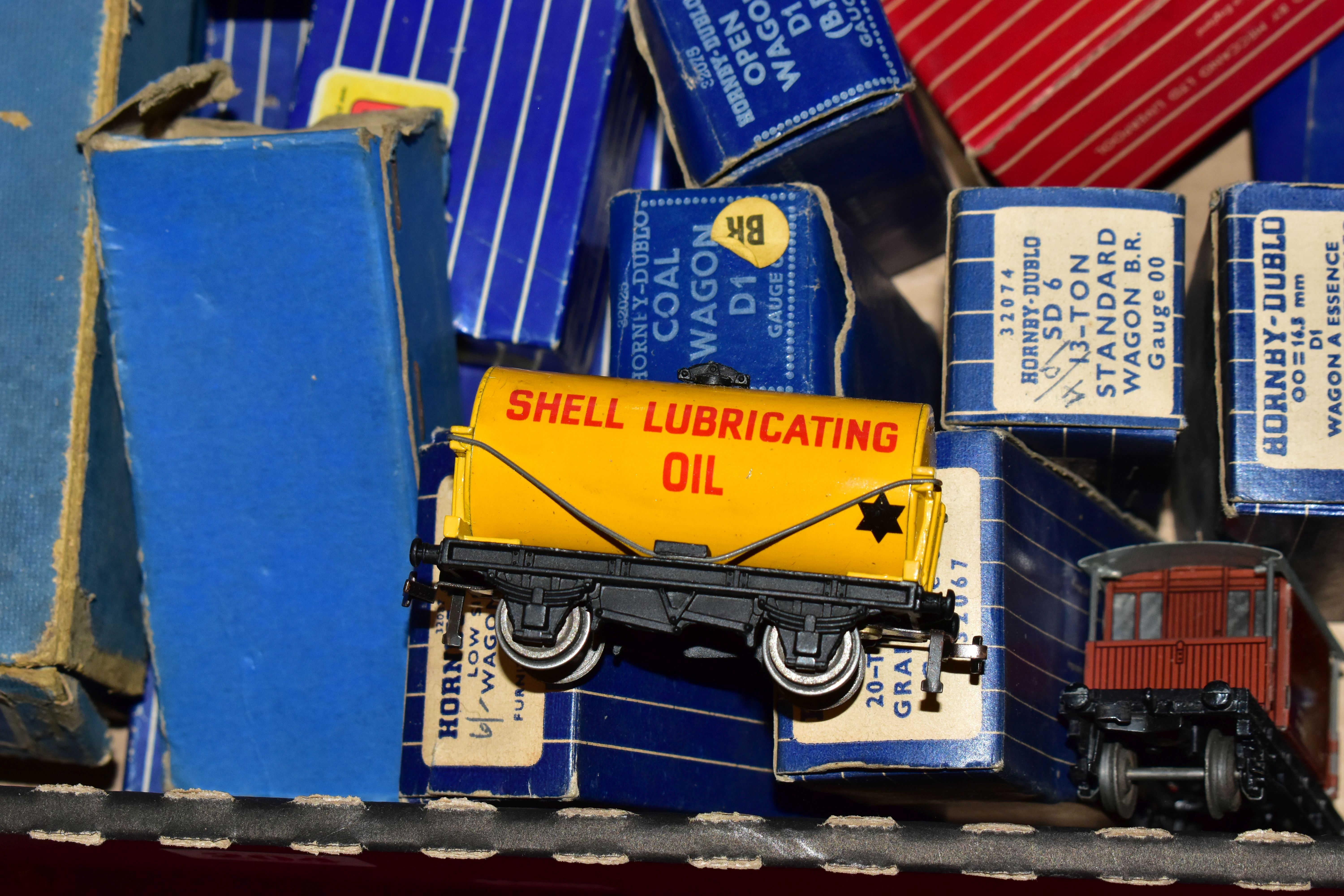 A QUANTITY OF BOXED AND UNBOXED MAINLY HORNBY DUBLO ROLLING STOCK, ACCESSORIES AND TRACK, to include - Image 13 of 16