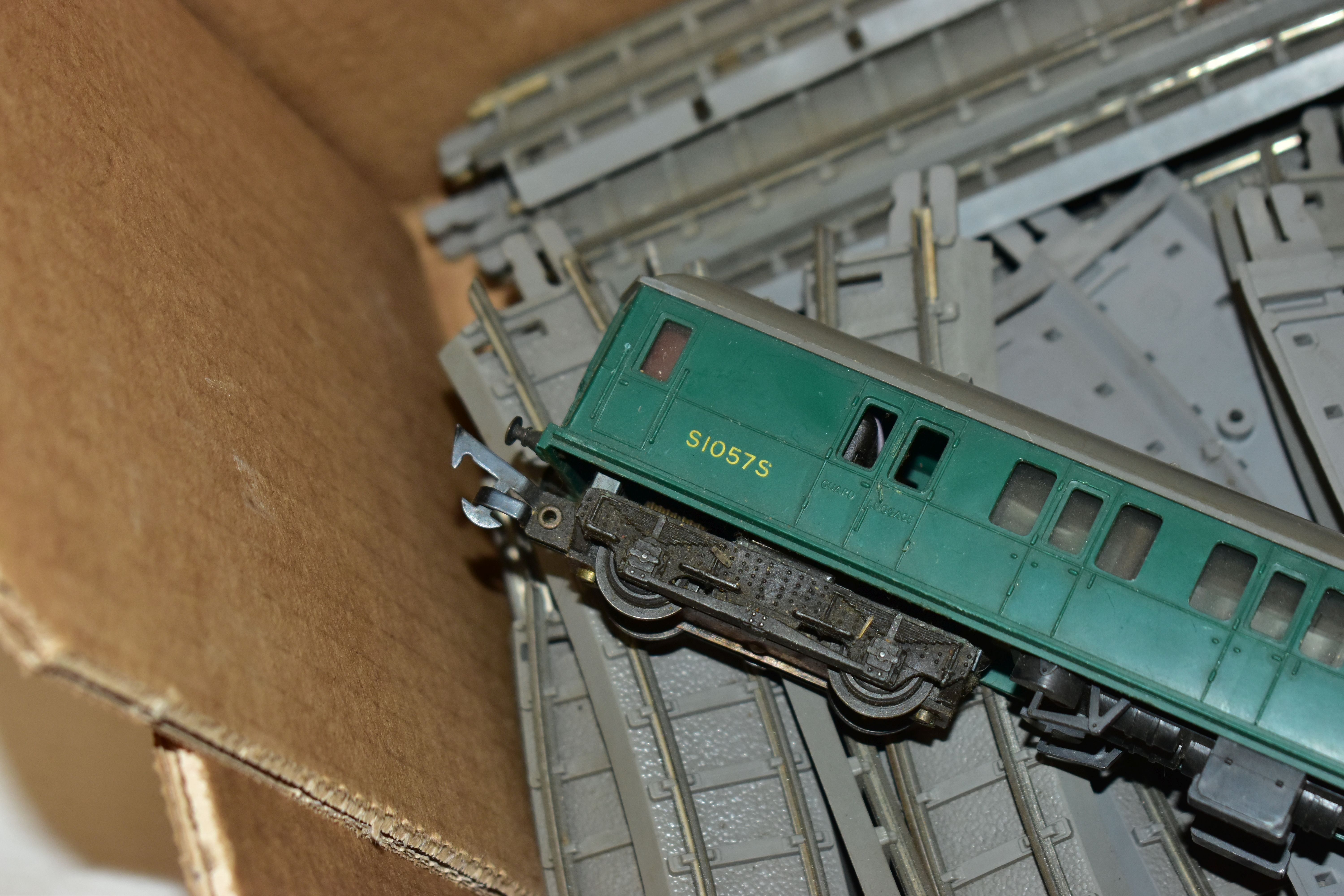 AN UNBOXED TRI-ANG RAILWAYS OO GAUGE CLASS 4-SUB TWO CAR E.M.U., No.S1052S and S1057S, version - Image 10 of 10