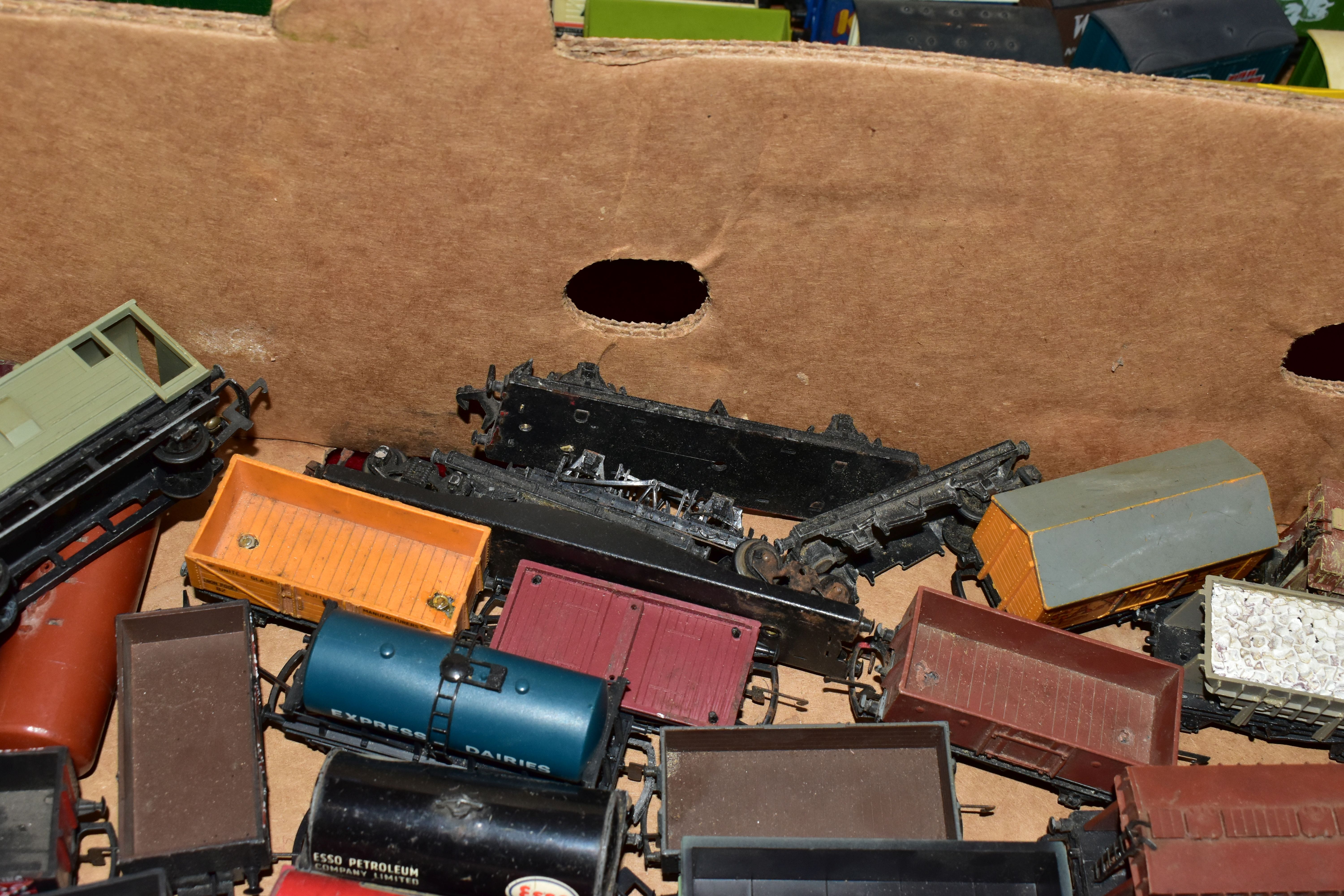 A QUANTITY OF UNBOXED AND ASSORTED OO & HO GAUGE ROLLING STOCK, assorted items to include, Hornby - Image 11 of 19