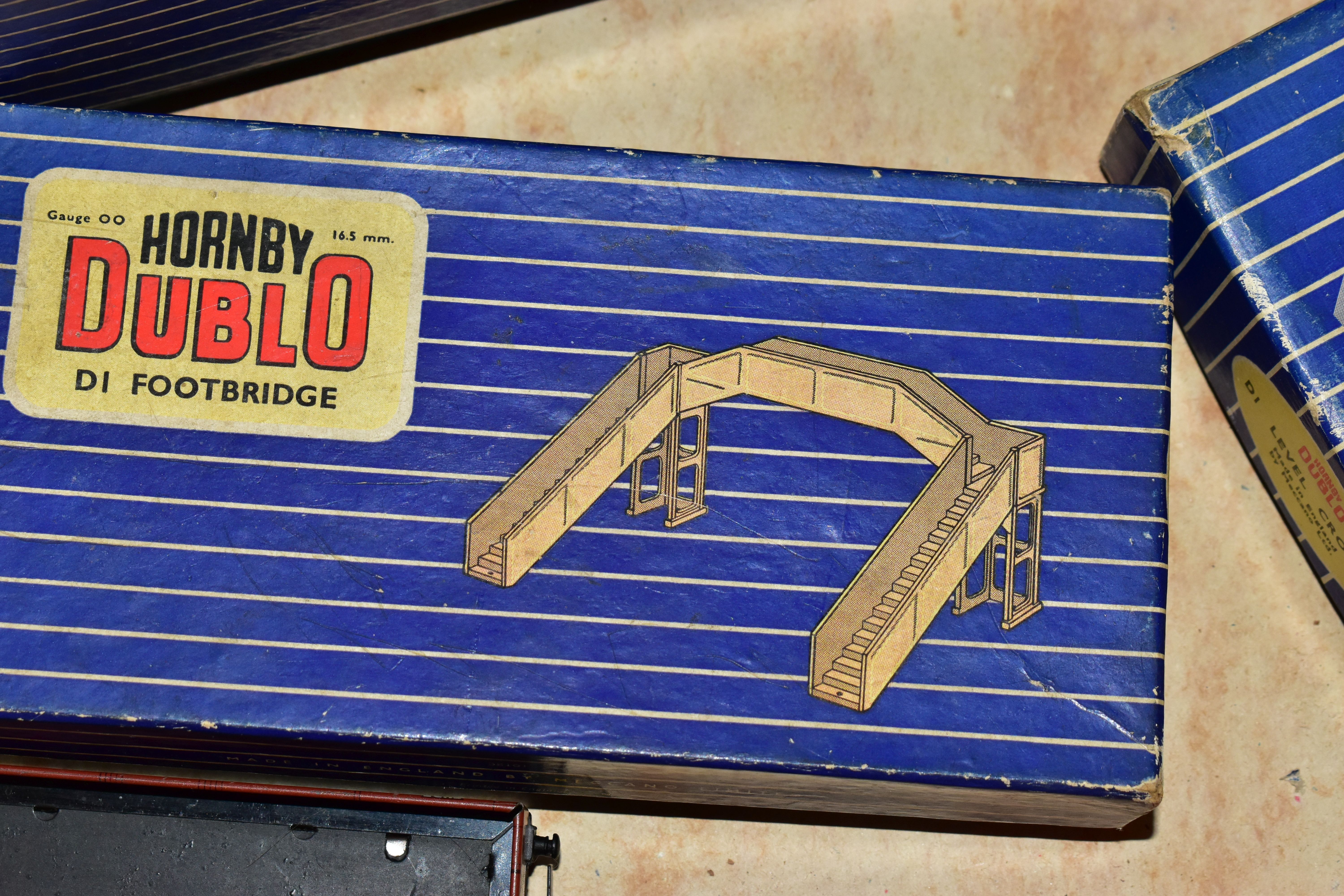 A QUANTITY OF BOXED HORNBY DUBLO ROLLING STOCK AND ACCESSORIES, to include boxed and unboxed rolling - Image 4 of 12