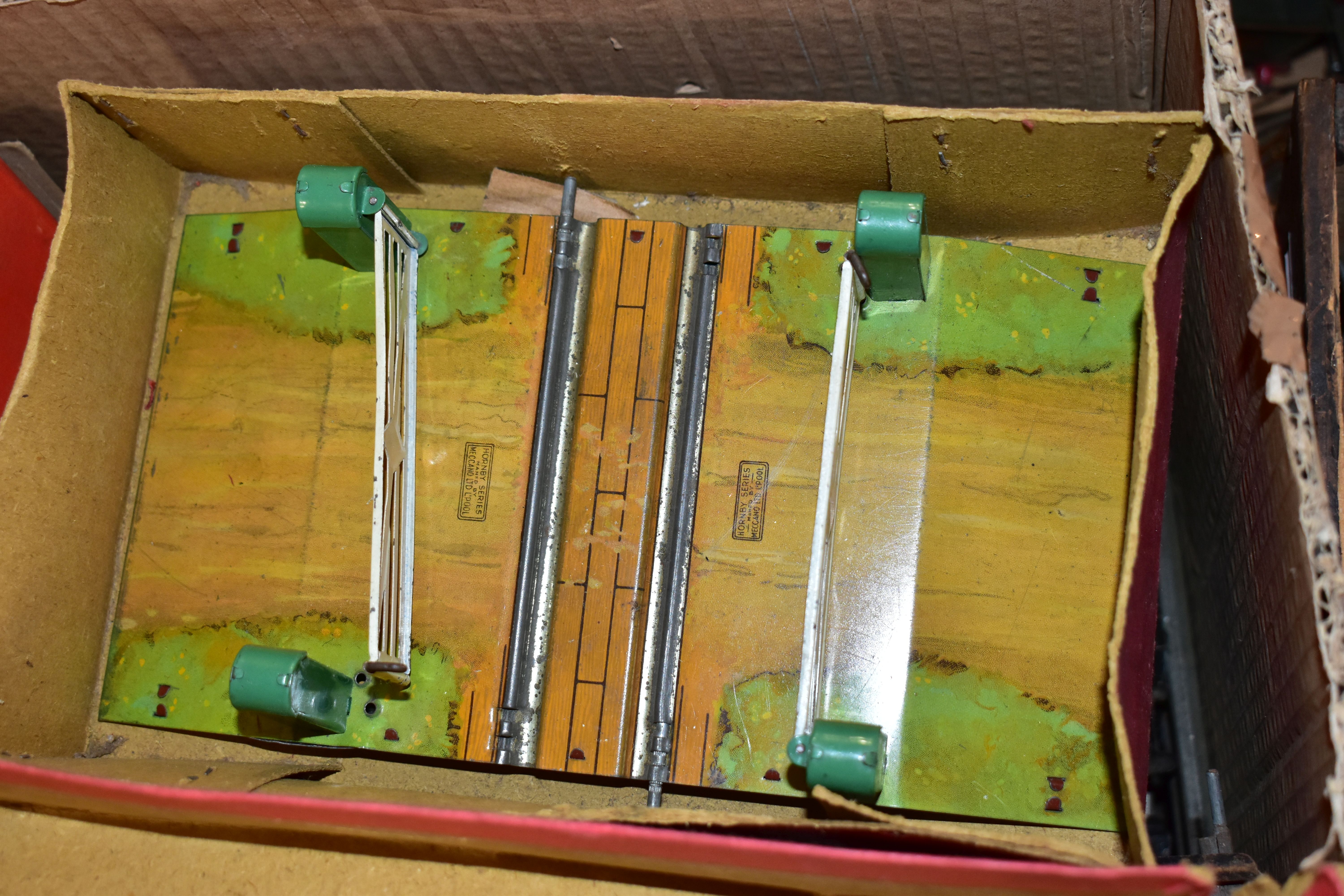 A QUANTITY OF UNBOXED AND ASSORTED O GAUGE MODEL RAILWAY ITEMS, to include damaged bodyshell only - Image 14 of 22