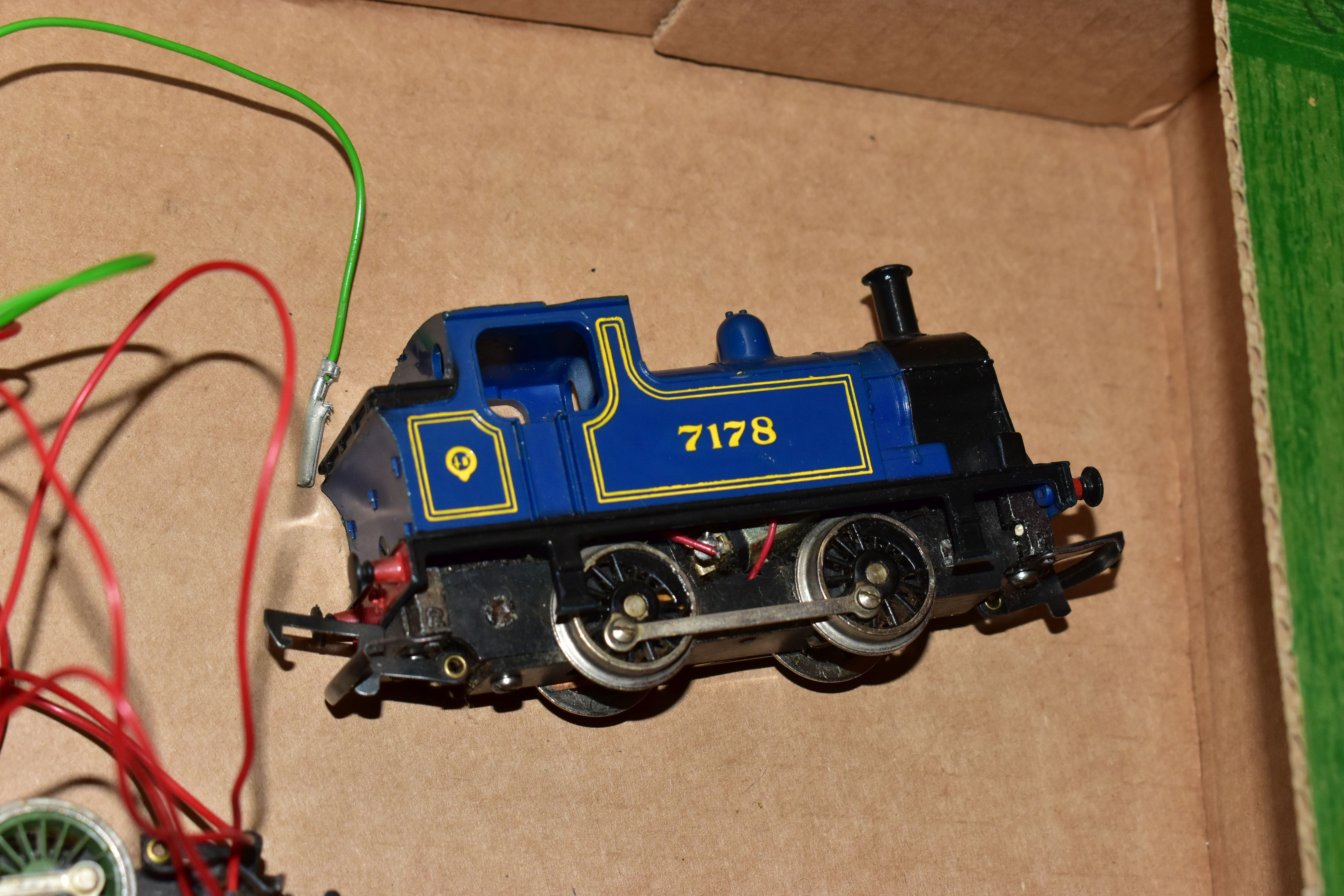 A QUANTITY OF MAINLY UNBOXED OO GAUGE MODEL RAILWAY ITEMS, locomotives to include Hornby A4 class ' - Image 20 of 21