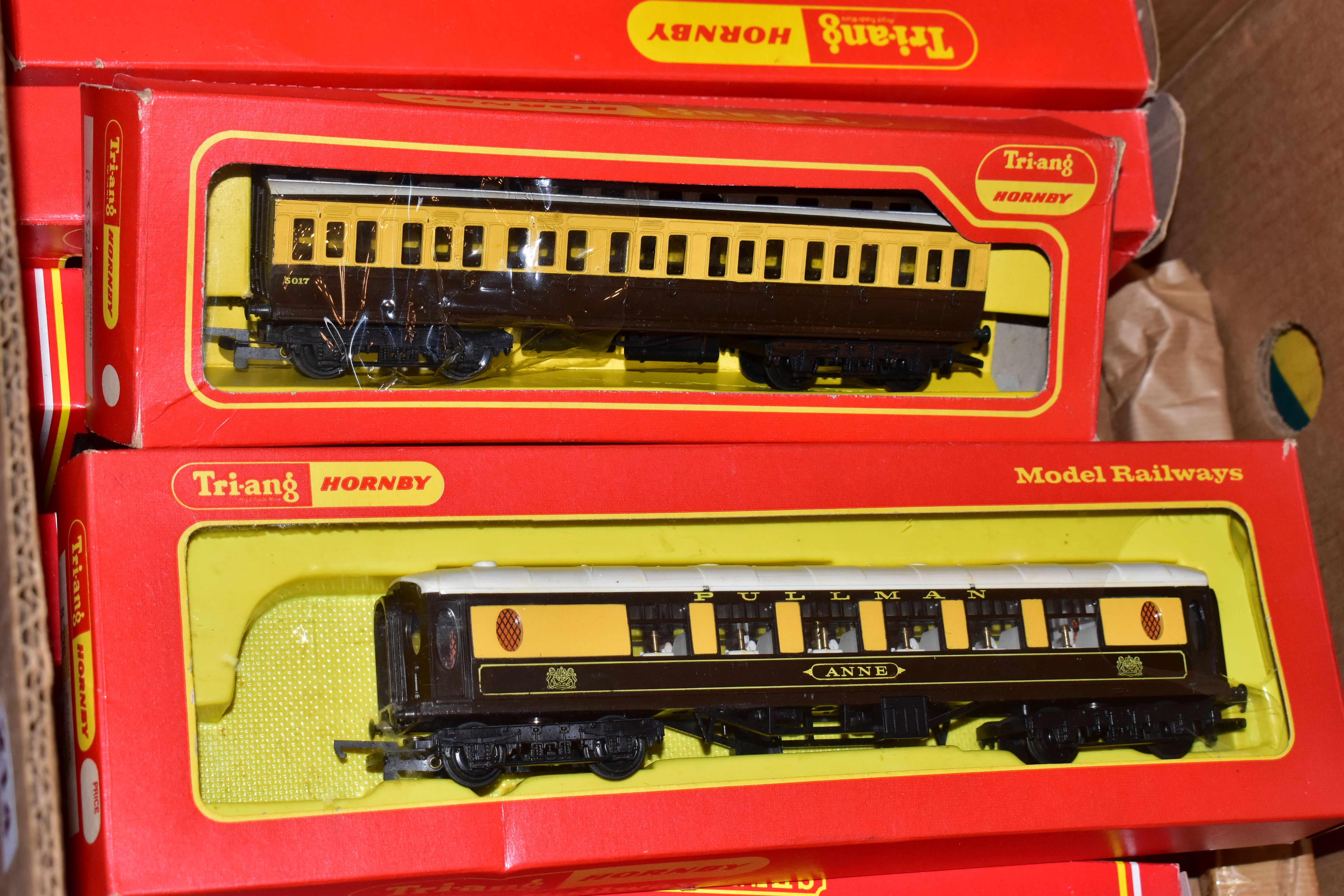 A QUANTITY OF MAINLY BOXED OO GAUGE MODEL RAILWAY ROLLING STOCK, to include boxed Tri-ang Wrenn - Image 5 of 14