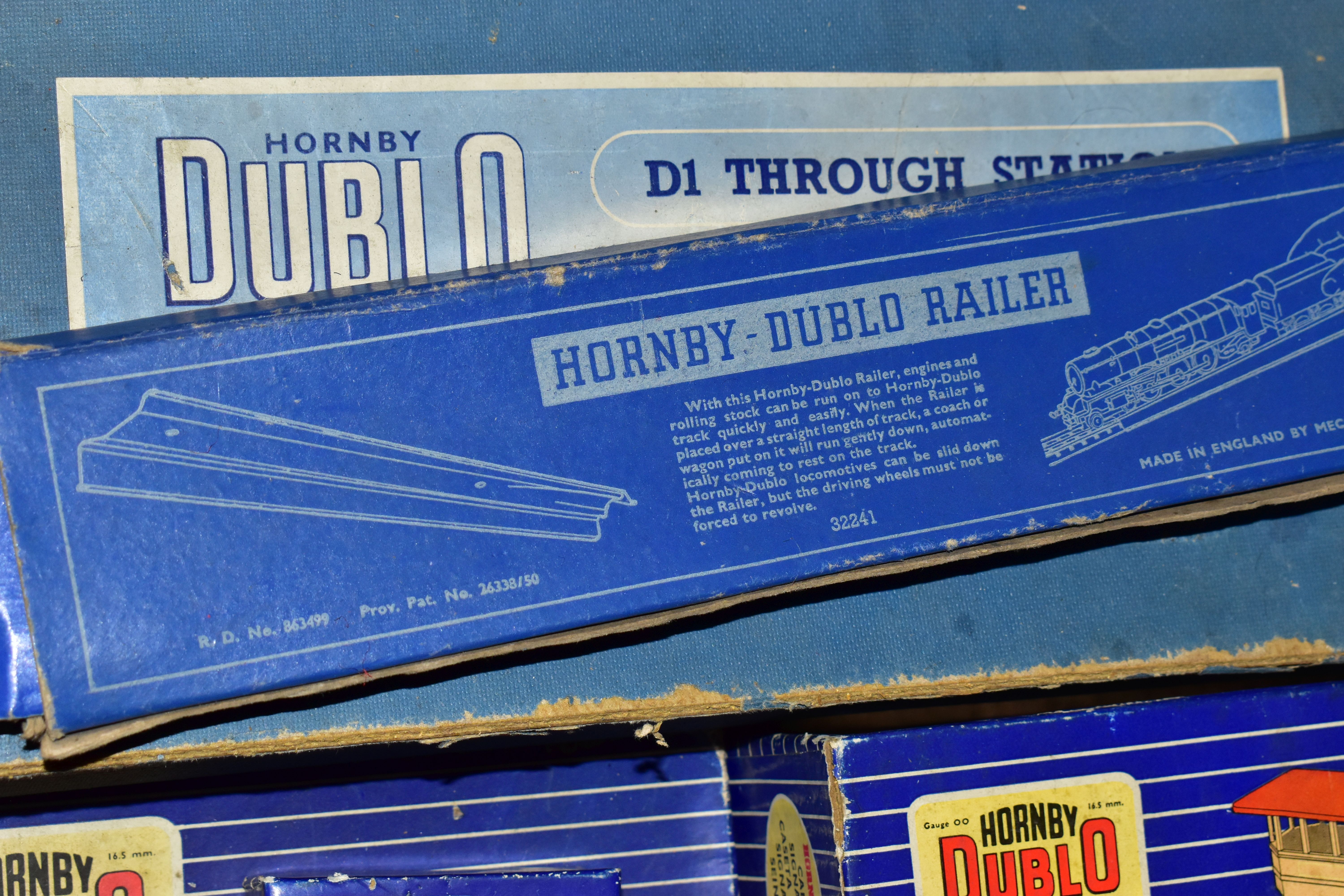 A QUANTITY OF BOXED AND UNBOXED MAINLY HORNBY DUBLO ROLLING STOCK, ACCESSORIES AND TRACK, to include - Image 4 of 16