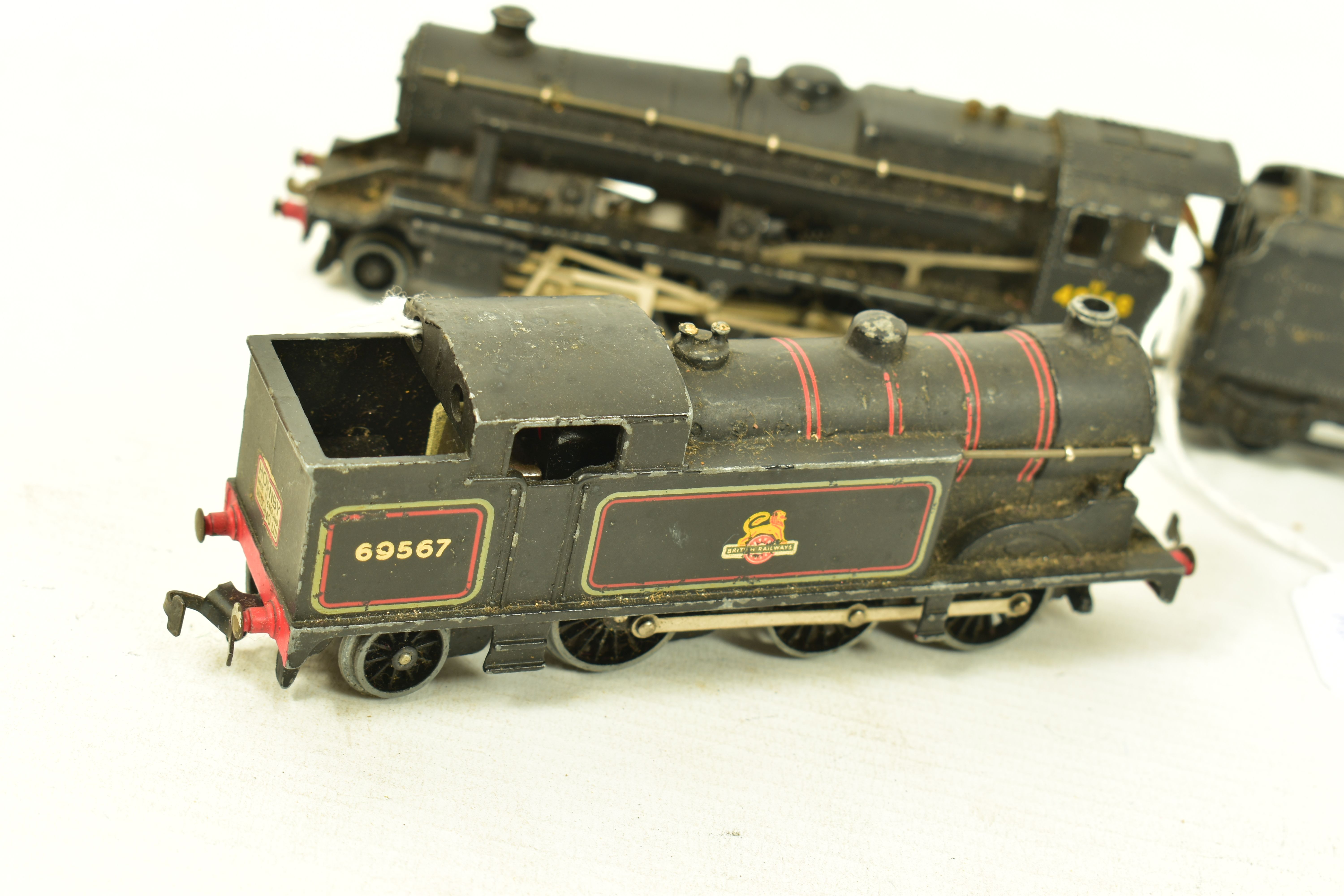 AN UNBOXED HORNBY DUBLO CLASS 8F LOCOMOTIVE AND TENDER, No.48158, B.R. black livery (LT25/3225), - Image 4 of 9