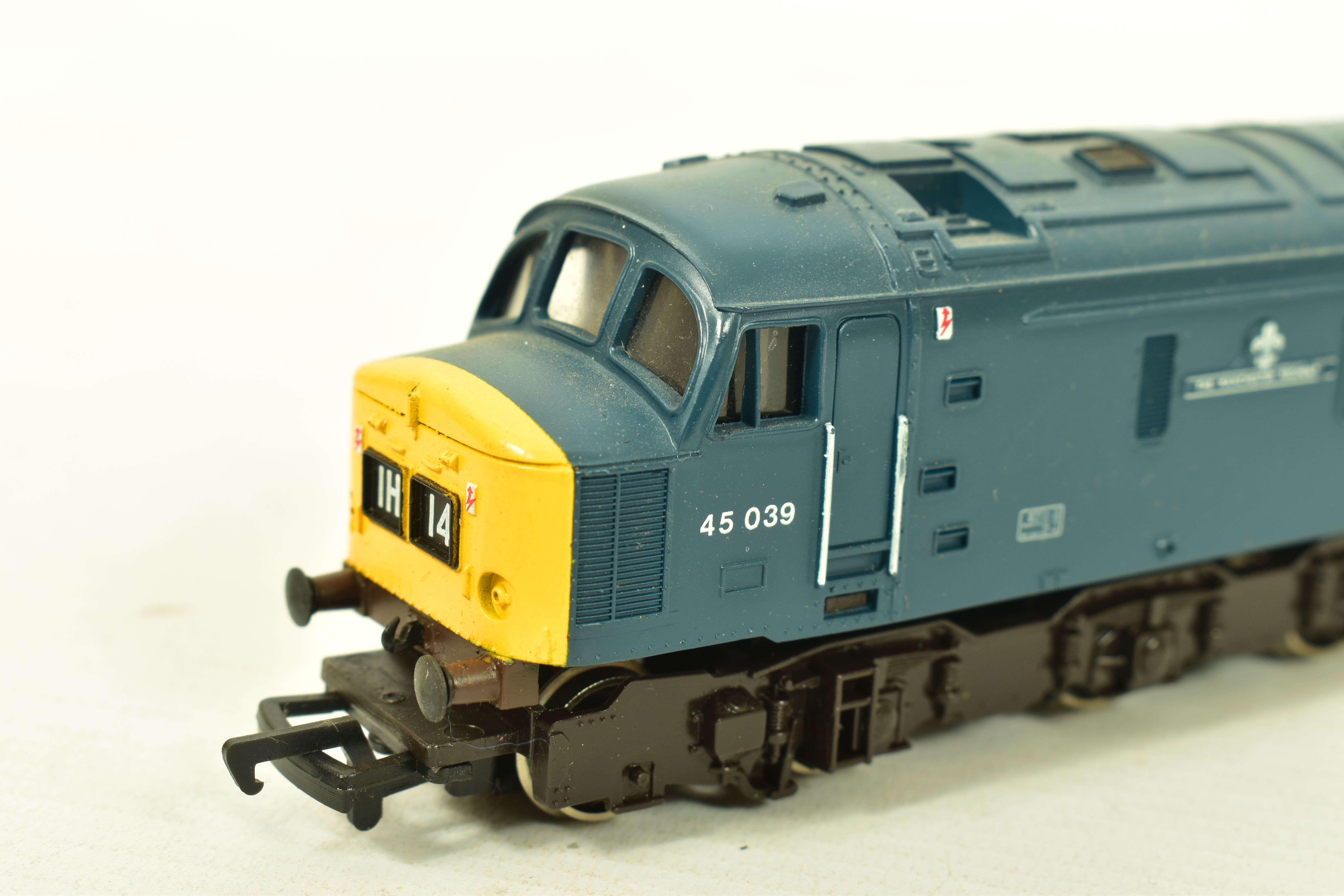 THREE BOXED MAINLINE OO GAUGE LOCOMOTIVES, 2 x class 45 Peak 'The Manchester Regiment' No. 45 039 ( - Image 6 of 9