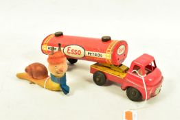 AN UNBOXED WELLS BRIMTOY WELSOTOYS TINPLATE AND PLASTIC FRICTION DRIVE BEDFORD S TYPE ARTICULATED