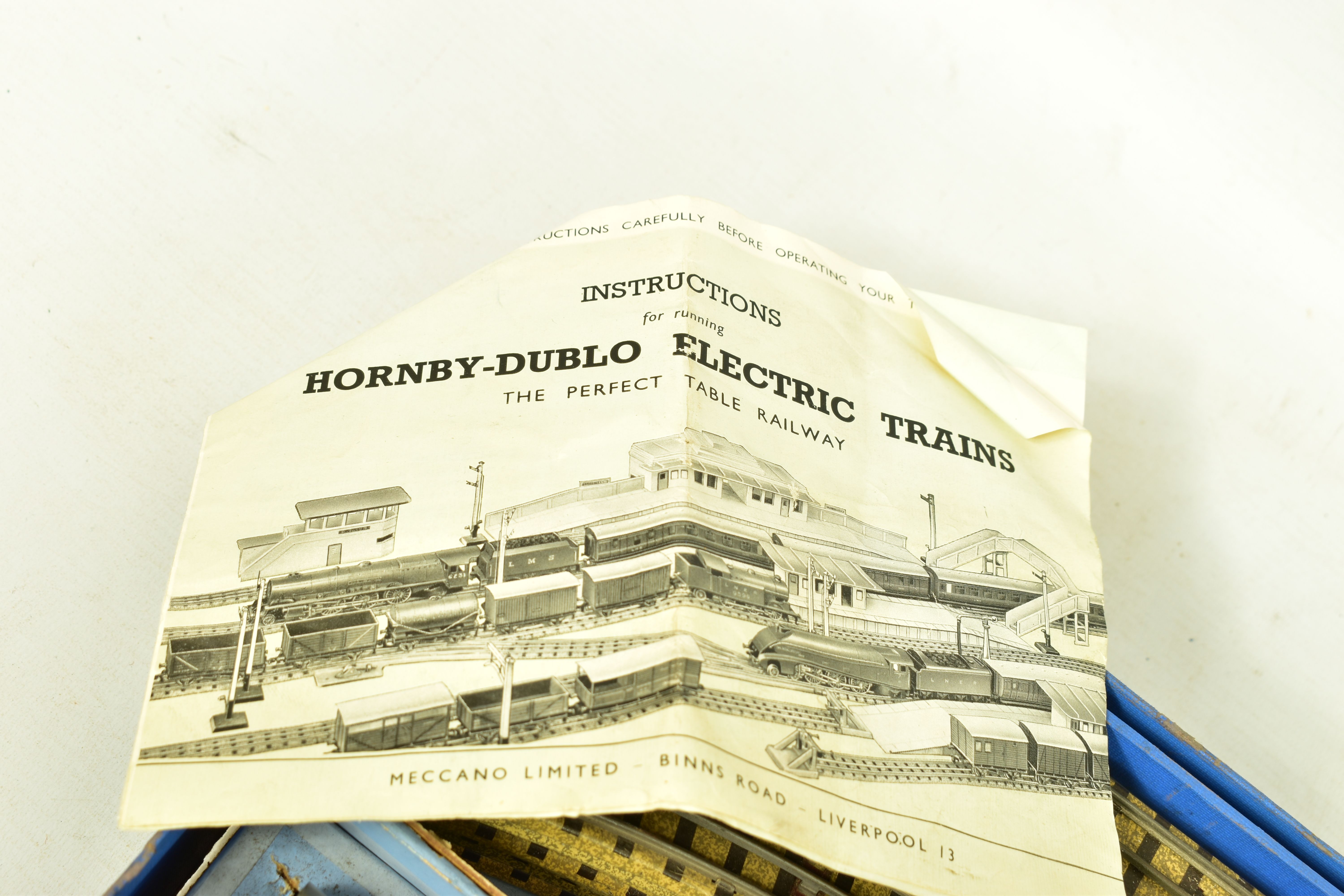 A BOXED HORNBY DUBLO 'DUCHESS OF ATHOLL' TRAIN SET, No.EDP2, comprising Duchess class locomotive ' - Image 3 of 9