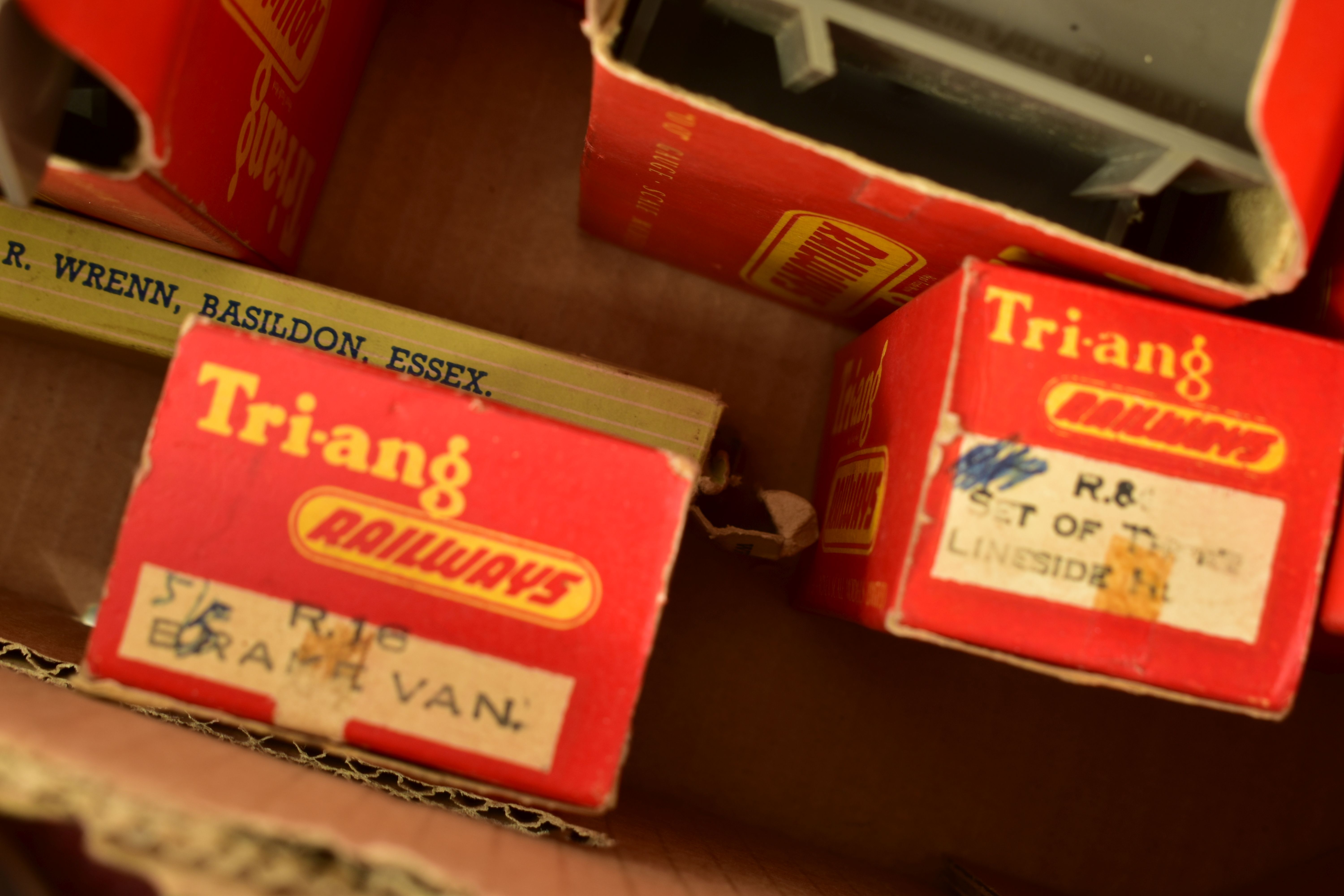 A QUANTITY OF BOXED TRI-ANG OO GAUGE MODEL RAILWAY ITEMS, to include R1X train set, comprising - Image 14 of 18