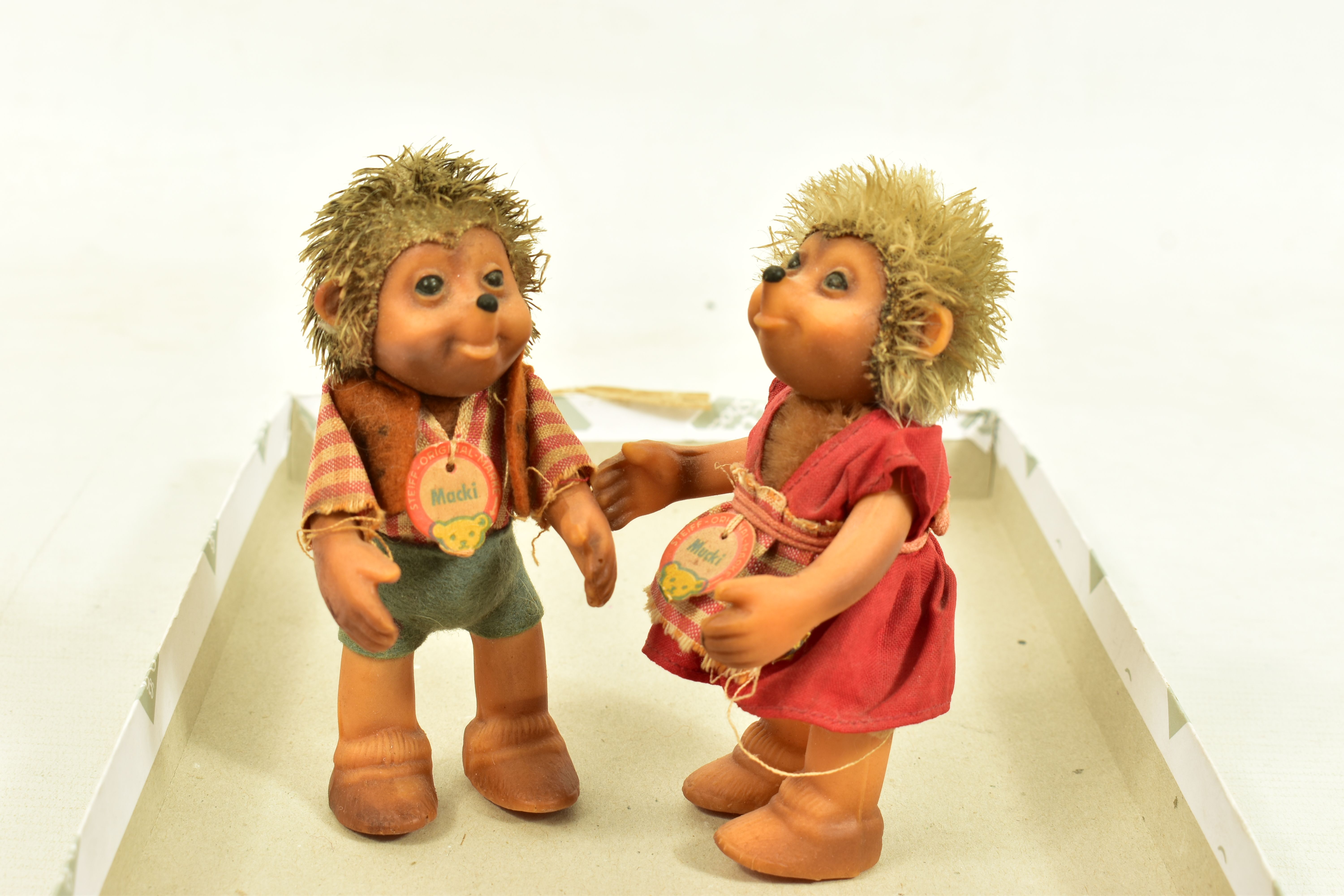 A PAIR OF VINTAGE STEIFF MUCKI AND MACKI HEDGEHOG FIGURES, both with swing tags, both appear