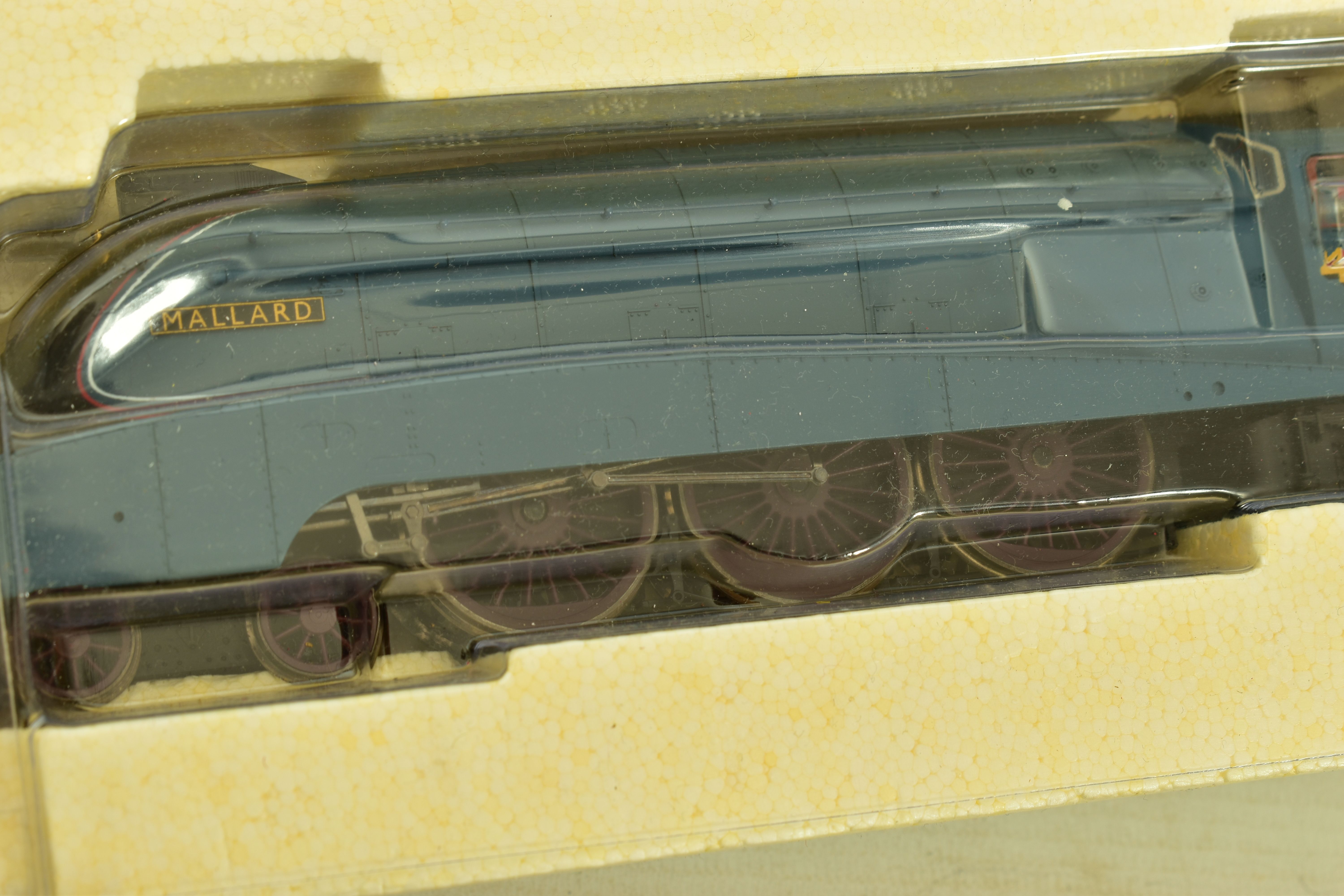 A BOXED HORNBY RAILWAYS OO GAUGE A4 CLASS LOCOMOTIVE AND TENDER, 'Mallard' No.4468, L.N.E.R. blue - Image 5 of 8