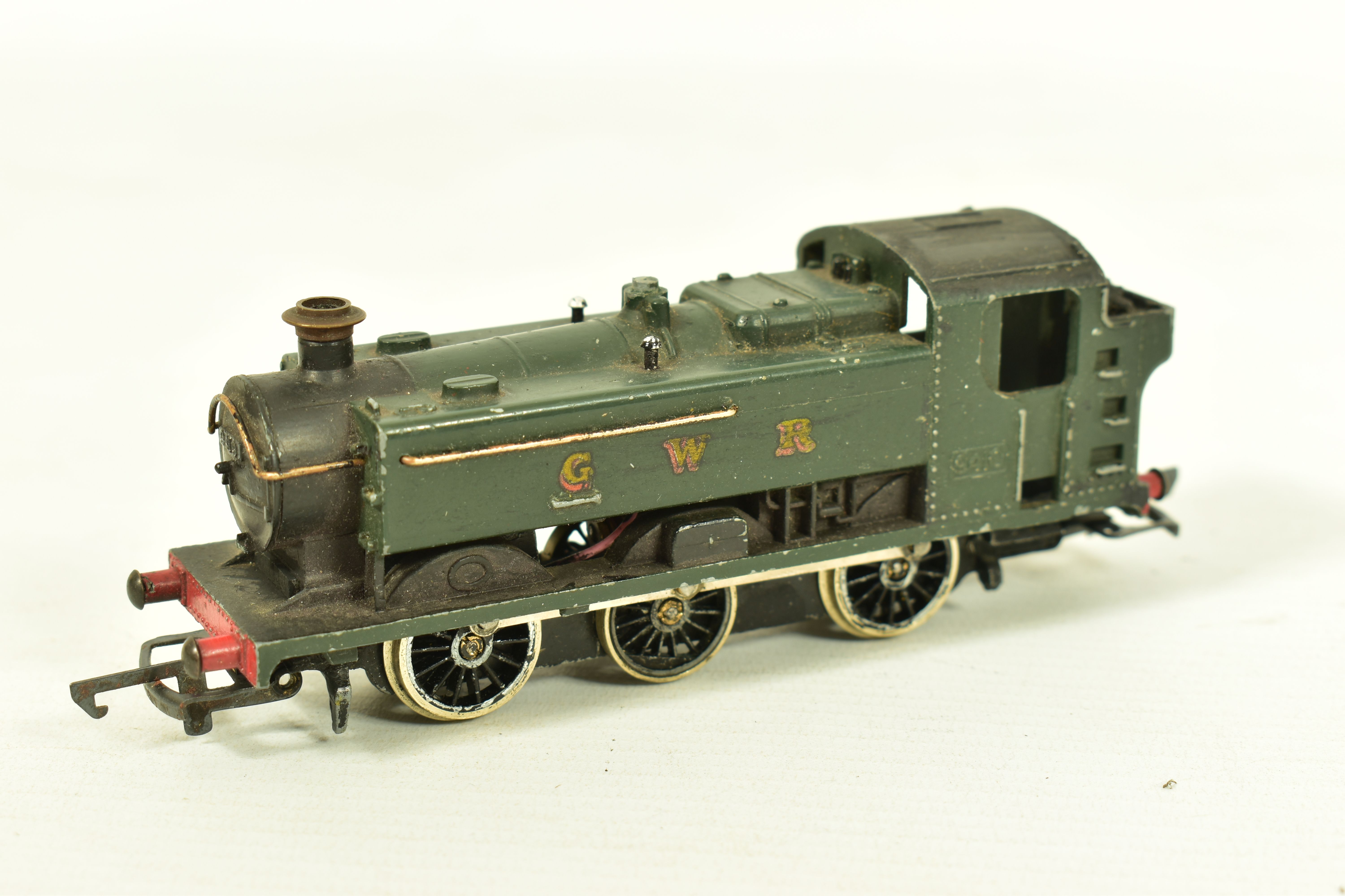 FOUR BOXED GRAHAM FARISH OO GAUGE CLASS 94XX PANNIER TANK LOCOMOTIVES, all No.9410, two in G.W.R. - Image 8 of 12