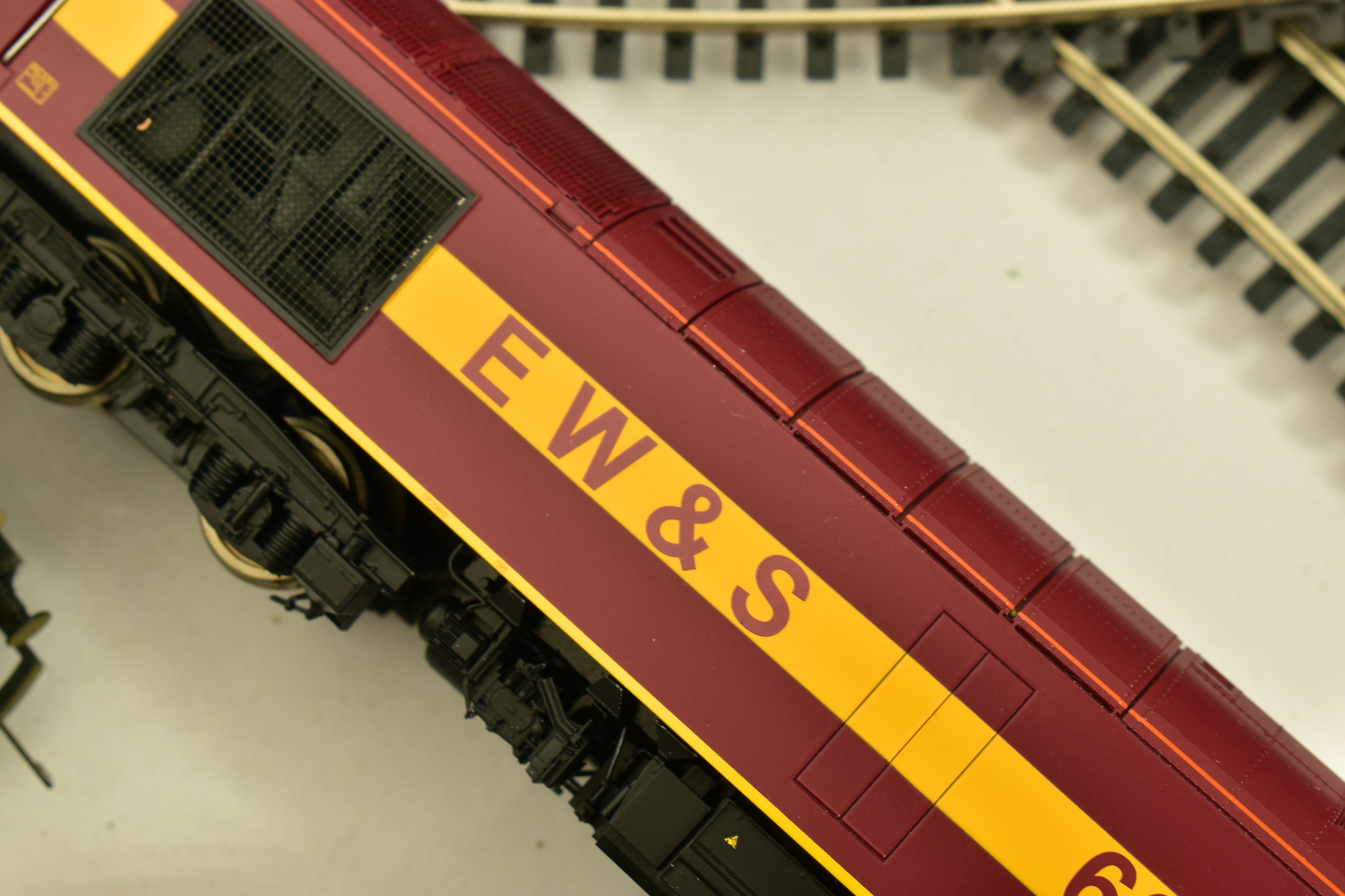 AN UNBOXED HORNBY OO GAUGE CLASS 60 LOCOMOTIVE, No.60 026, E.W.S. maroon livery (R2488), appears - Image 5 of 10