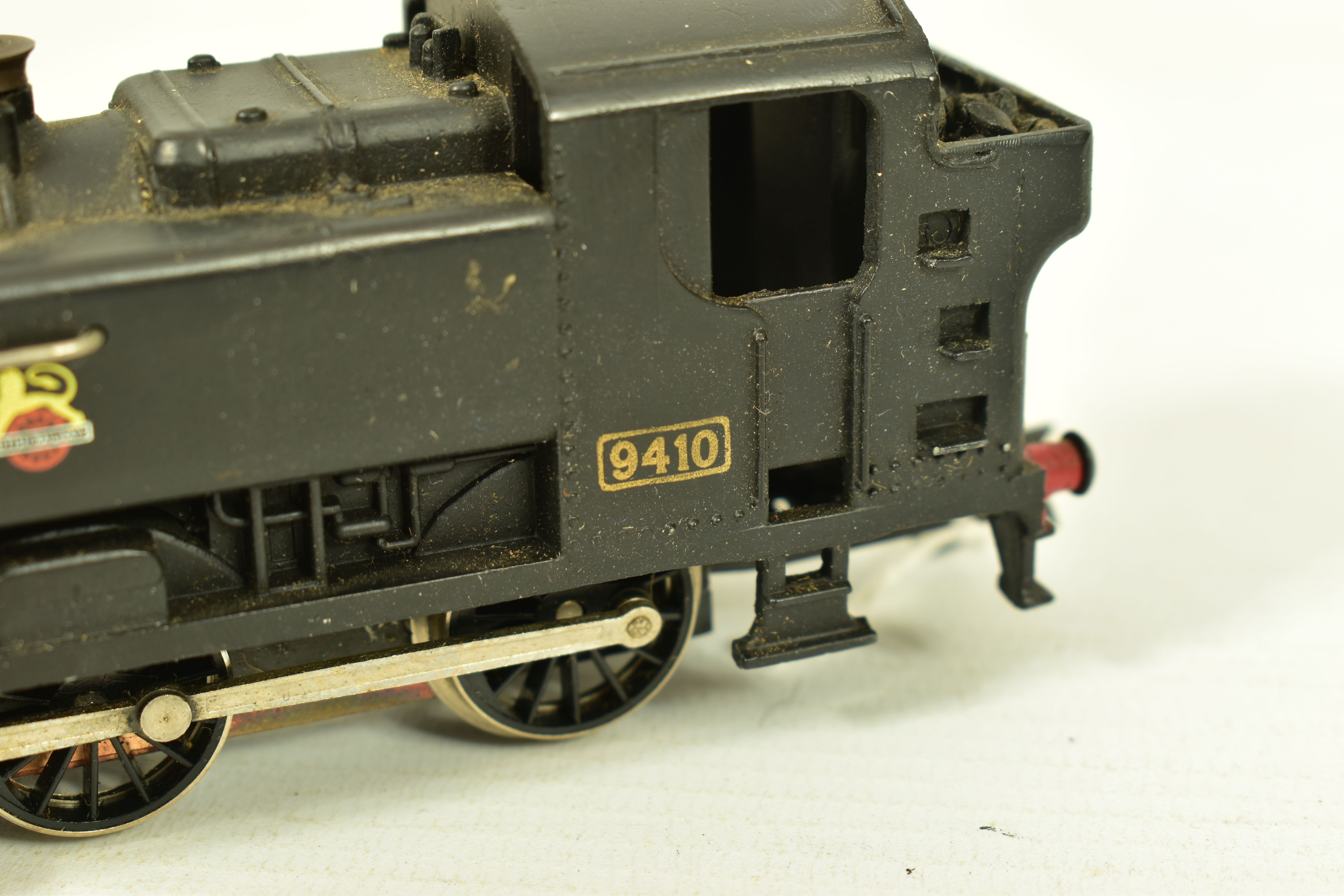 FOUR BOXED GRAHAM FARISH OO GAUGE CLASS 94XX PANNIER TANK LOCOMOTIVES, all No.9410, two in G.W.R. - Image 6 of 12