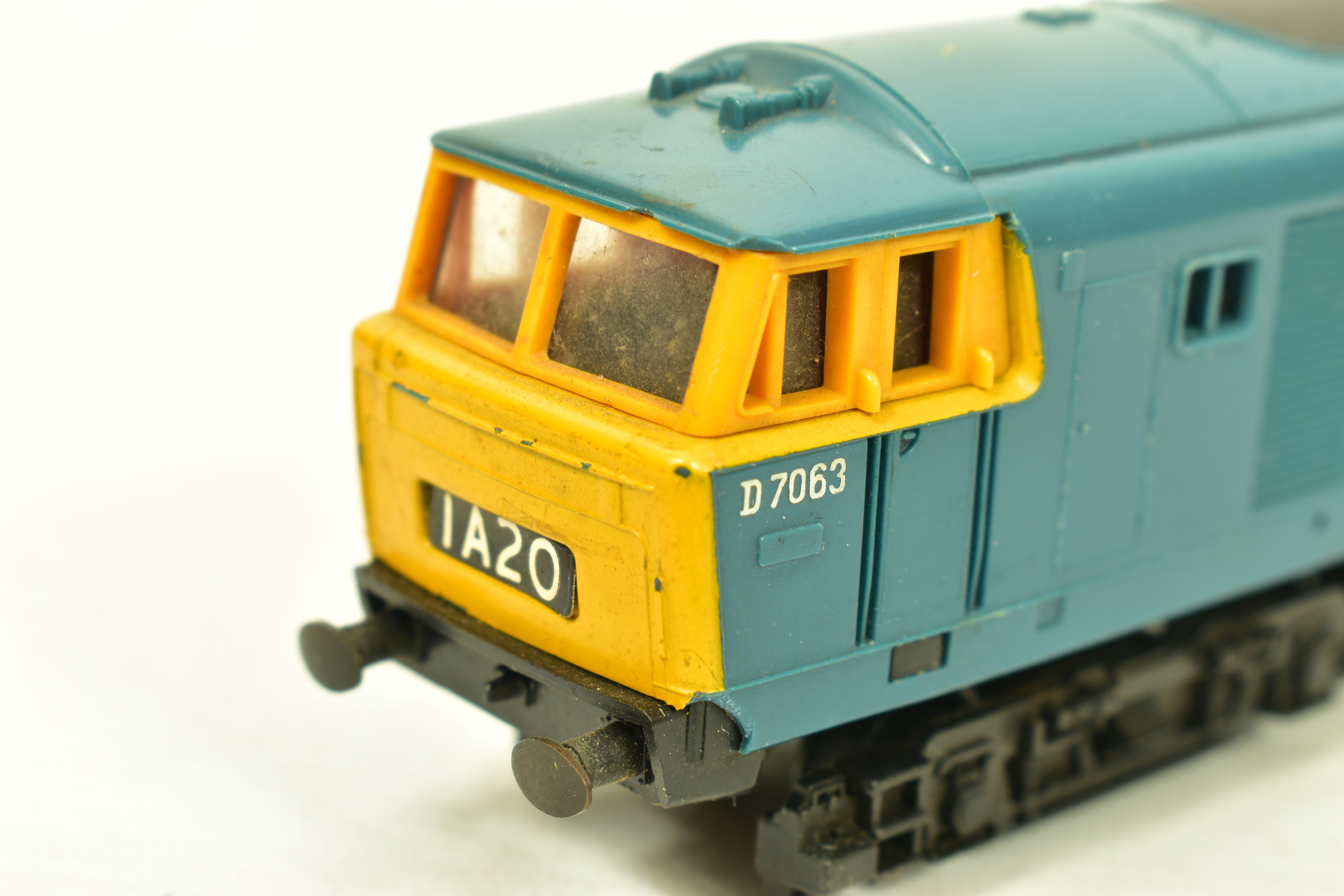 THREE BOXED TRI-ANG HORNBY OO GAUGE CLASS 35 HYMEK LOCOMOTIVES, 3 x No.D7063 and partially repainted - Image 3 of 11
