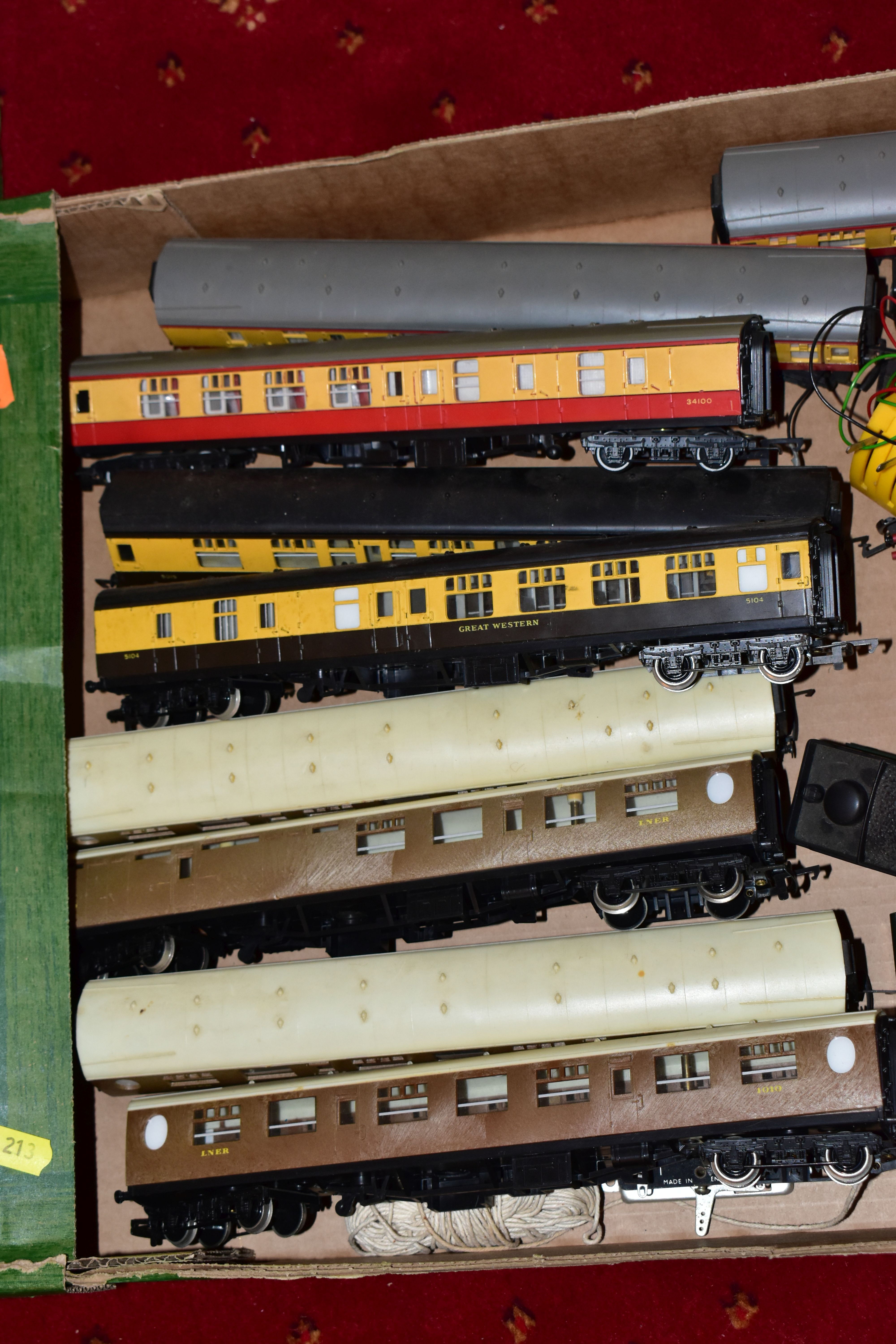 A QUANTITY OF MAINLY UNBOXED OO GAUGE MODEL RAILWAY ITEMS, locomotives to include Hornby A4 class ' - Image 14 of 21