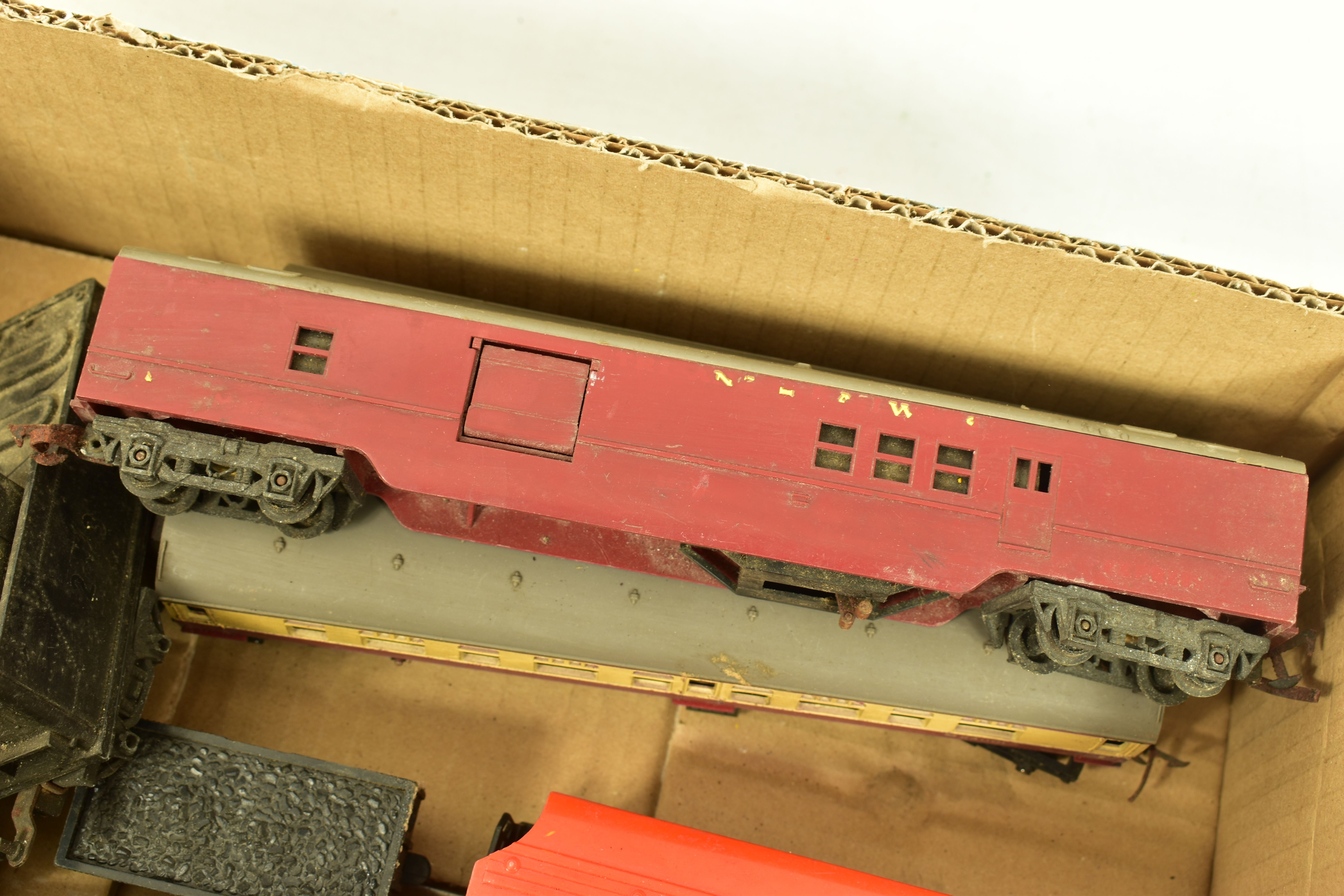 A QUANTITY OF UNBOXED AND ASSORTED MAINLY TRI-ANG OO GAUGE MODEL RAILWAY ITEMS, all in playworn - Image 3 of 12