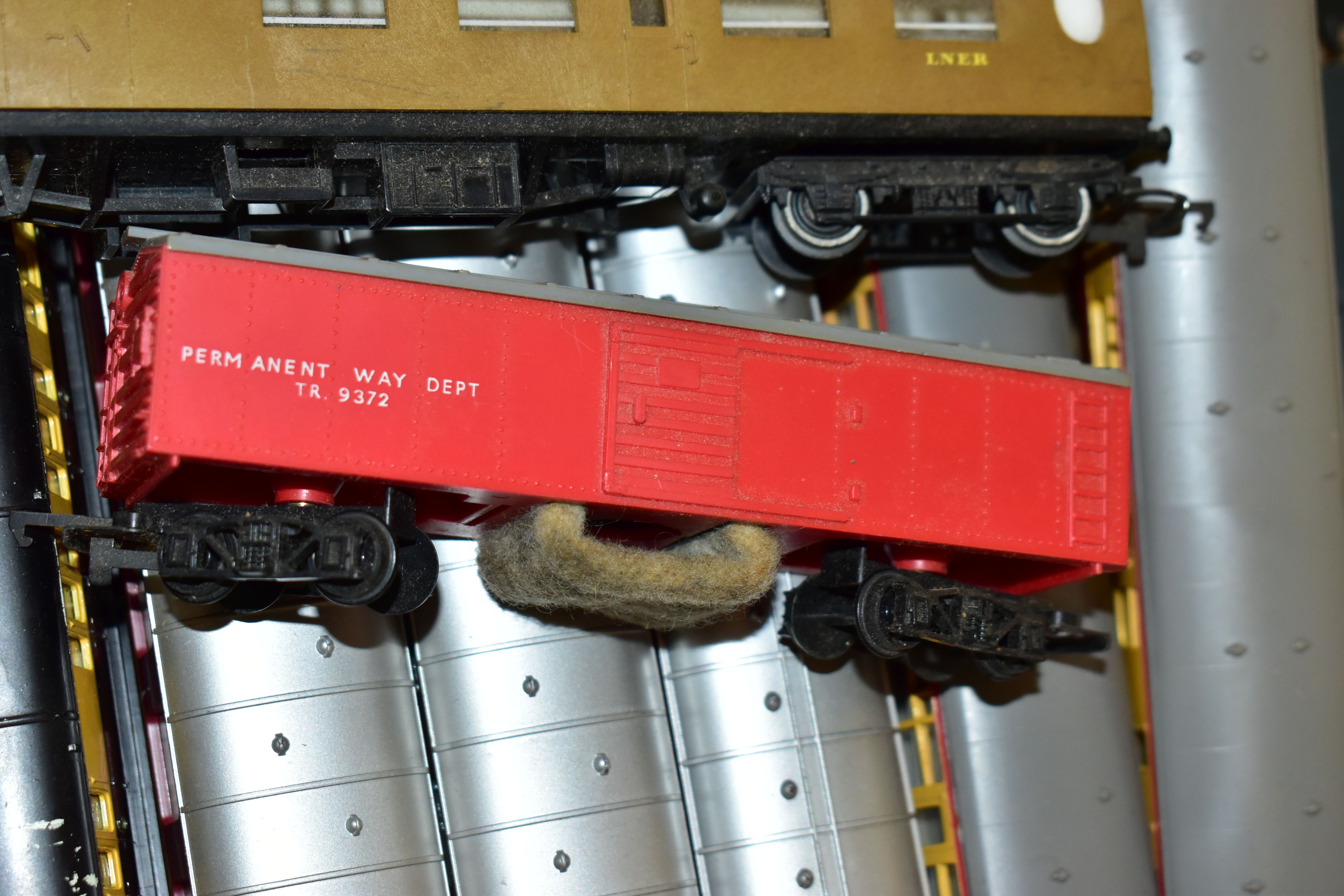 A QUANTITY OF UNBOXED AND ASSORTED OO GAUGE MODEL RAILWAY ROLLING STOCK AND BOXED AND UNBOXED - Image 8 of 24