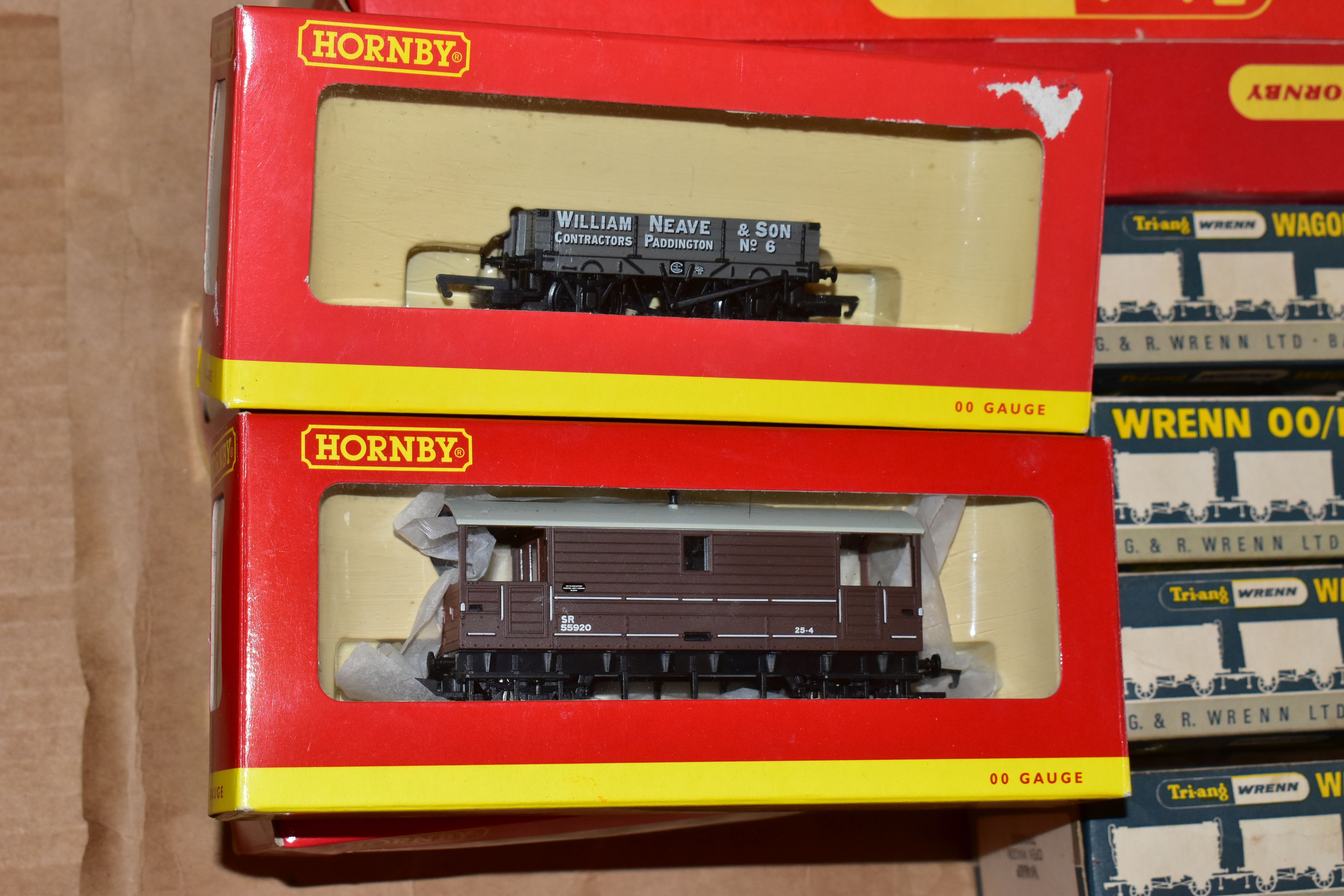 A QUANTITY OF MAINLY BOXED OO GAUGE MODEL RAILWAY ROLLING STOCK, to include boxed Tri-ang Wrenn - Image 8 of 14