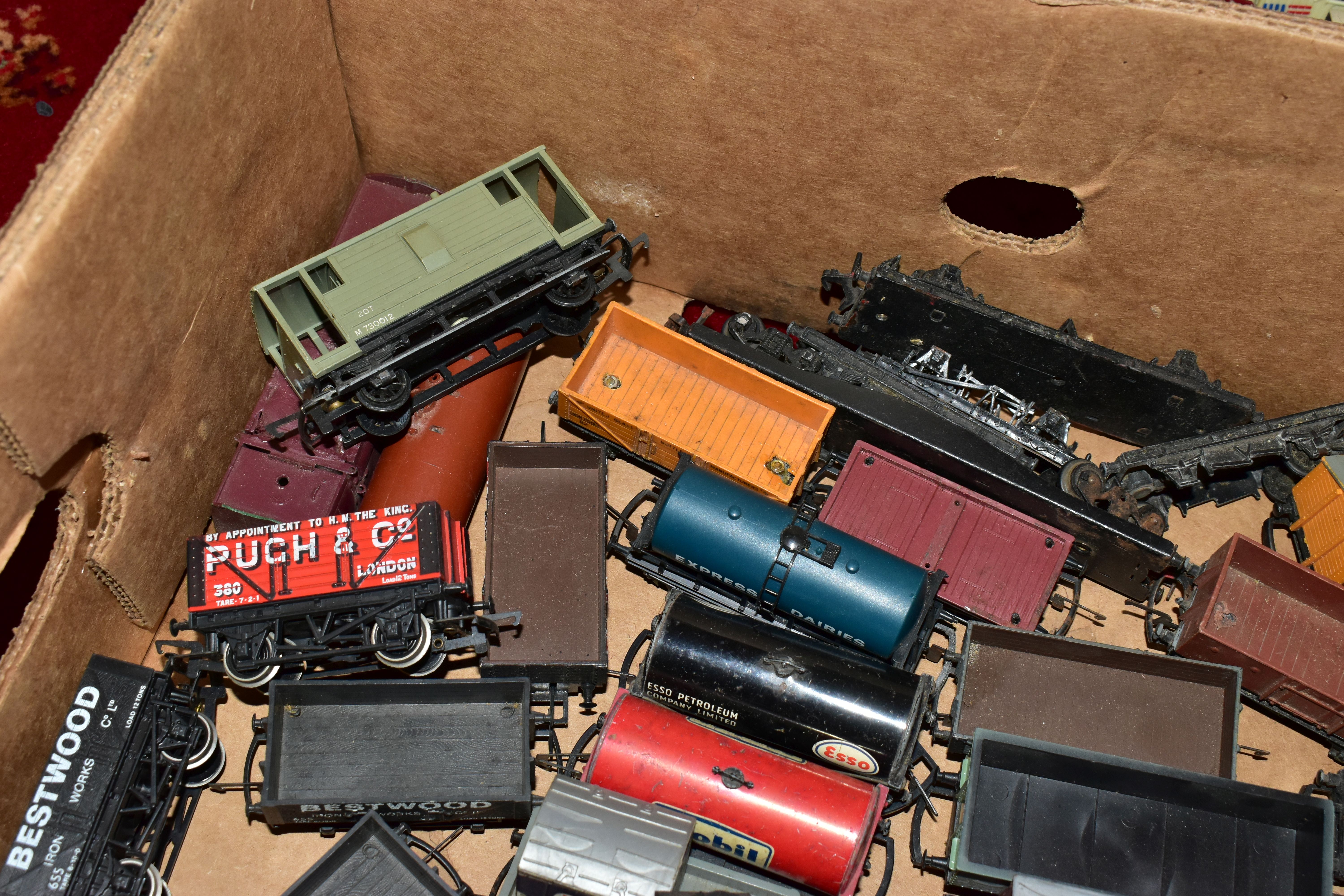 A QUANTITY OF UNBOXED AND ASSORTED OO & HO GAUGE ROLLING STOCK, assorted items to include, Hornby - Image 12 of 19