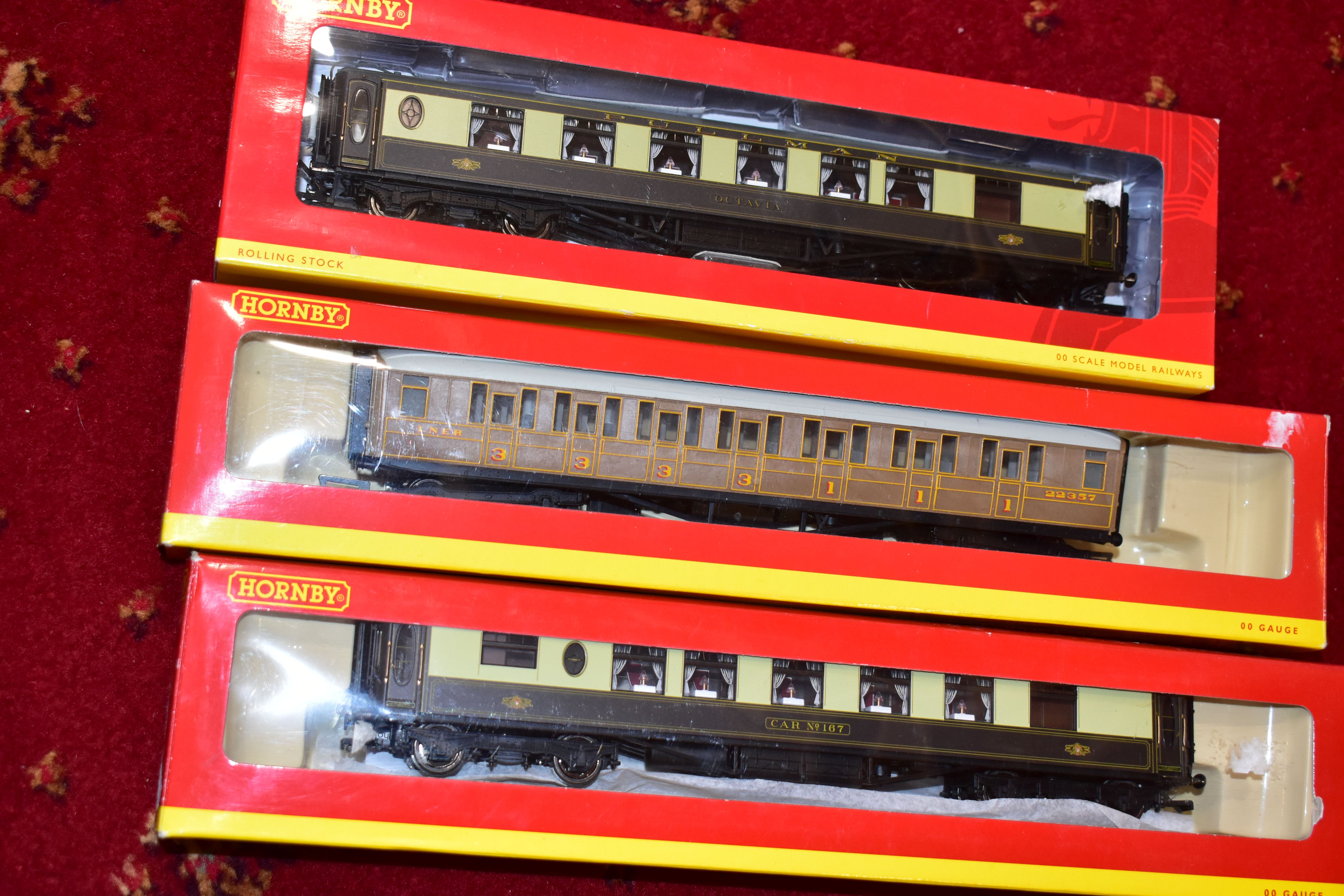 A QUANTITY OF BOXED HORNBY RAILWAYS OO GAUGE ROLLING STOCK AND LINESIDE ACCESSORIES, to include Rail - Image 12 of 23