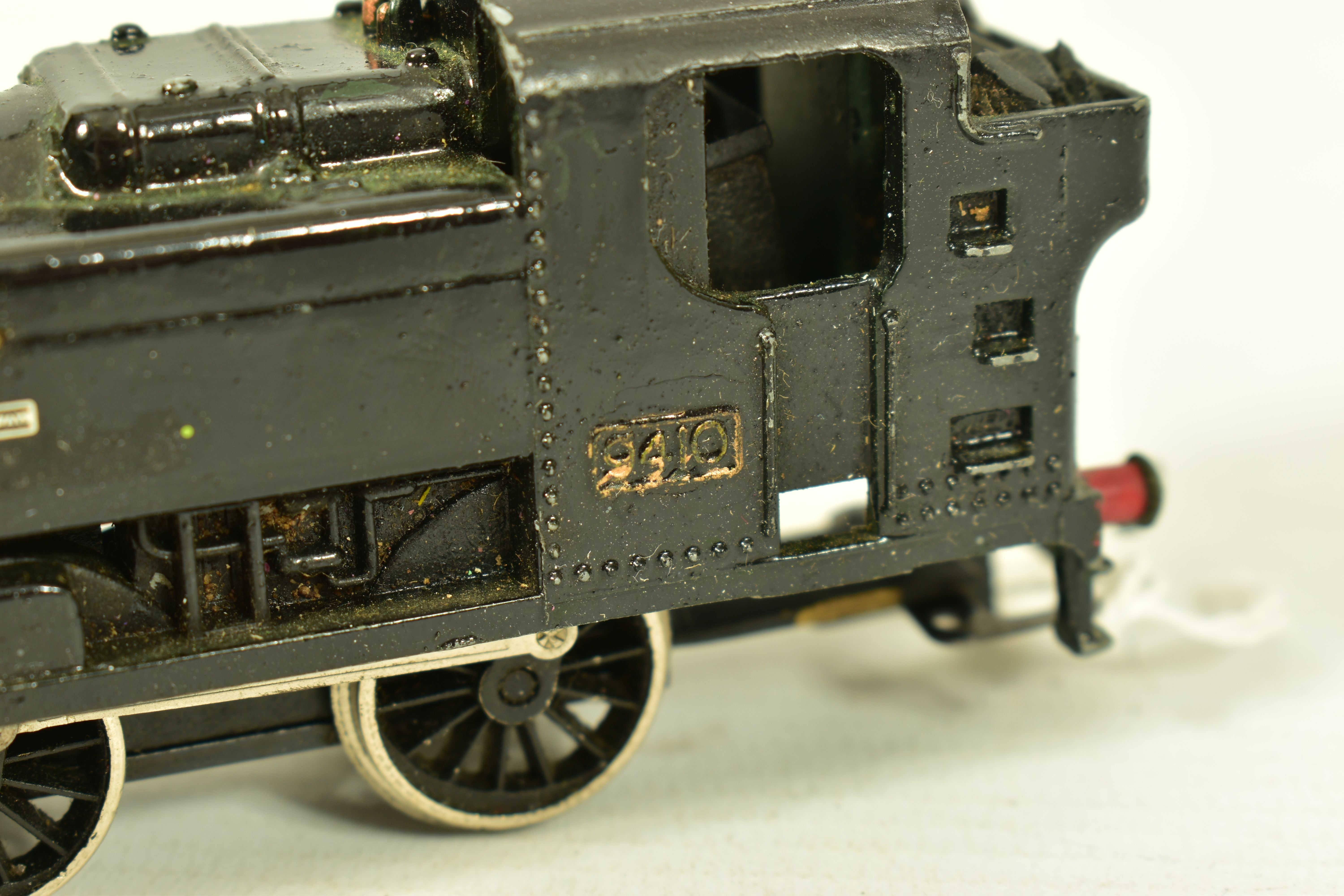 FOUR BOXED GRAHAM FARISH OO GAUGE CLASS 94XX PANNIER TANK LOCOMOTIVES, all No.9410, two in G.W.R. - Image 3 of 12