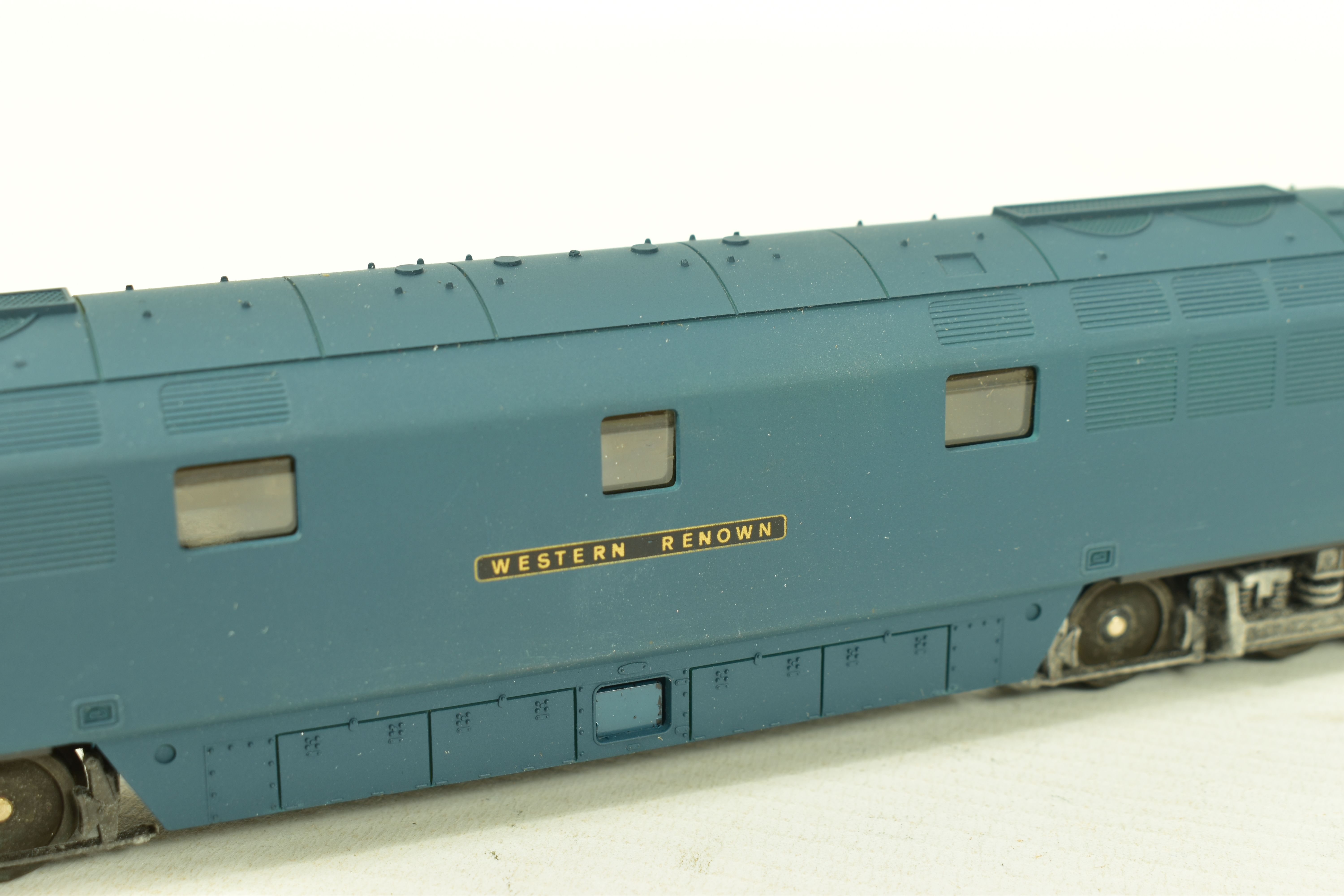 FOUR BOXED LIMA OO GAUGE LOCOMOTIVES, 2 x class 50 'Eagle' No.50 043 both in B.R. large logo blue - Image 7 of 11