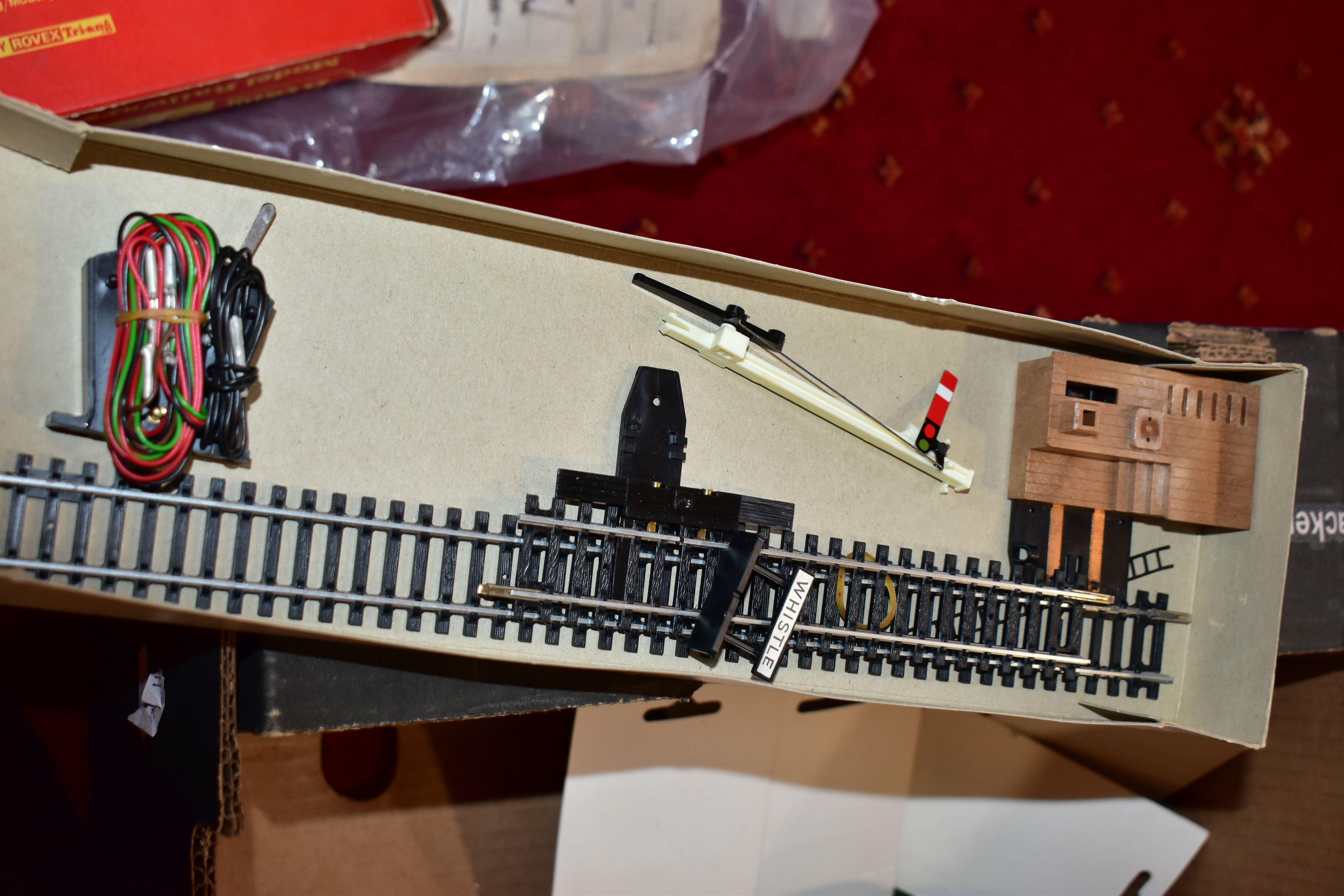 A QUANTITY OF UNBOXED AND ASSORTED OO GAUGE MODEL RAILWAY ROLLING STOCK AND BOXED AND UNBOXED - Image 22 of 24