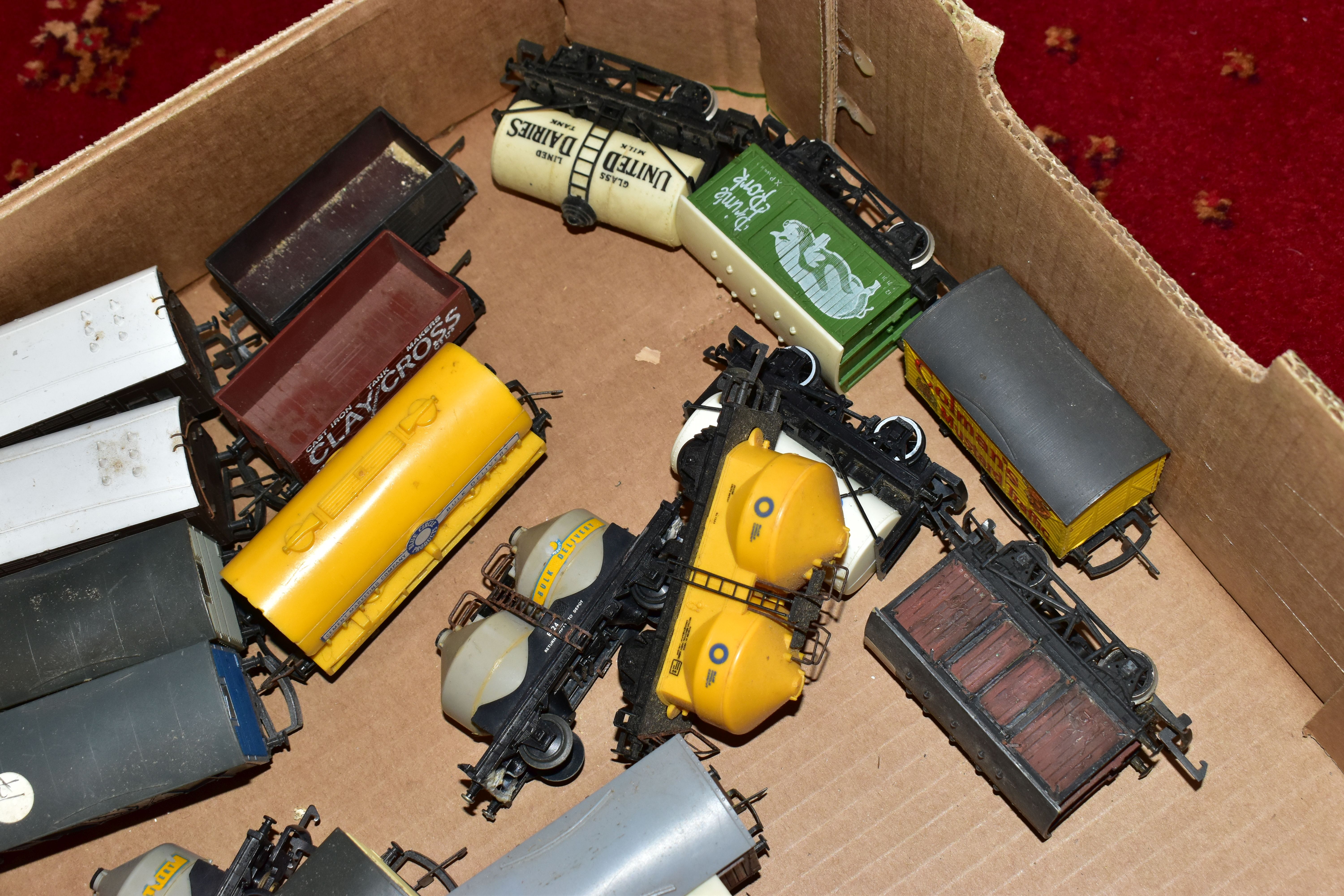 A QUANTITY OF UNBOXED AND ASSORTED OO & HO GAUGE ROLLING STOCK, assorted items to include, Hornby - Image 15 of 19