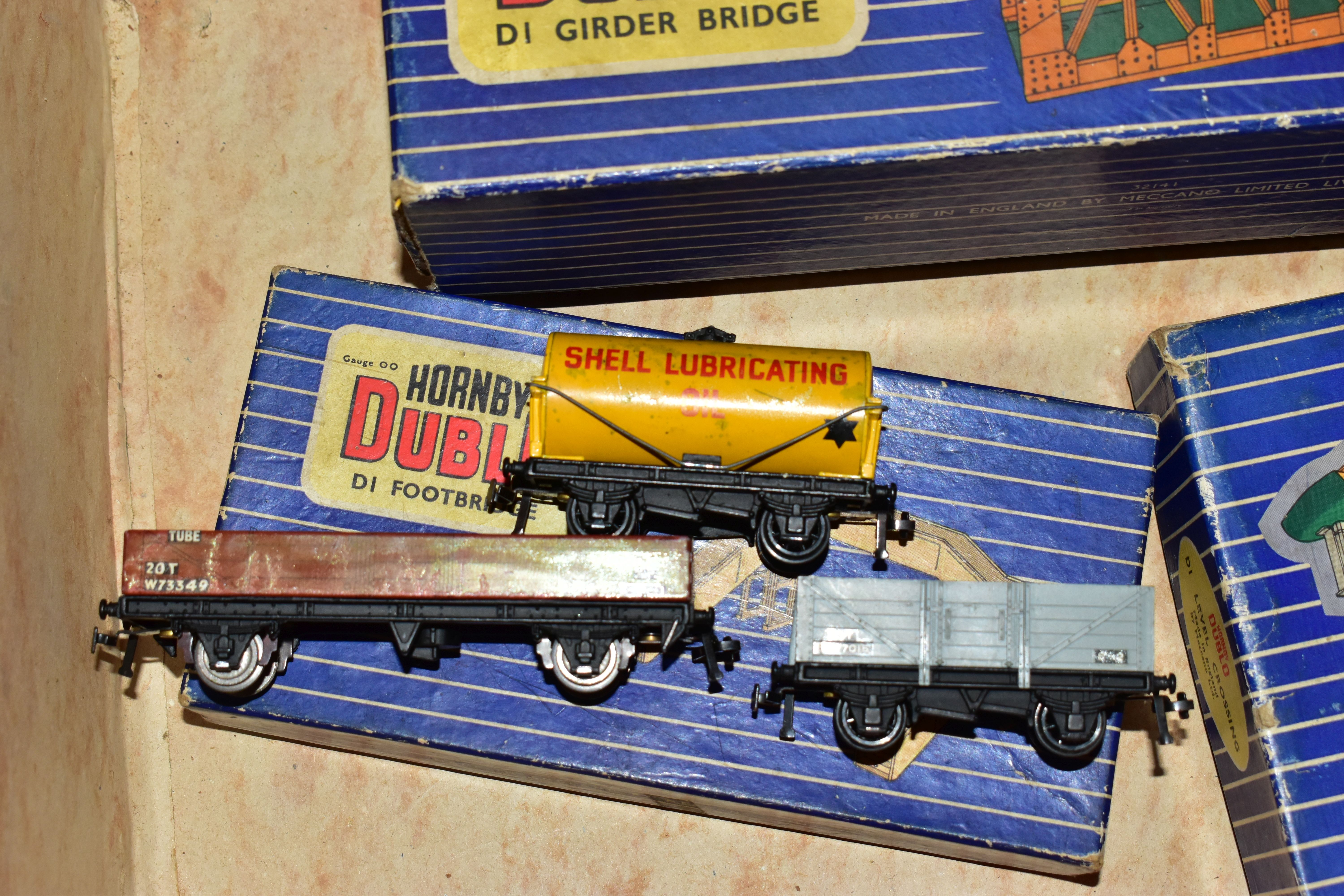 A QUANTITY OF BOXED HORNBY DUBLO ROLLING STOCK AND ACCESSORIES, to include boxed and unboxed rolling - Image 8 of 12