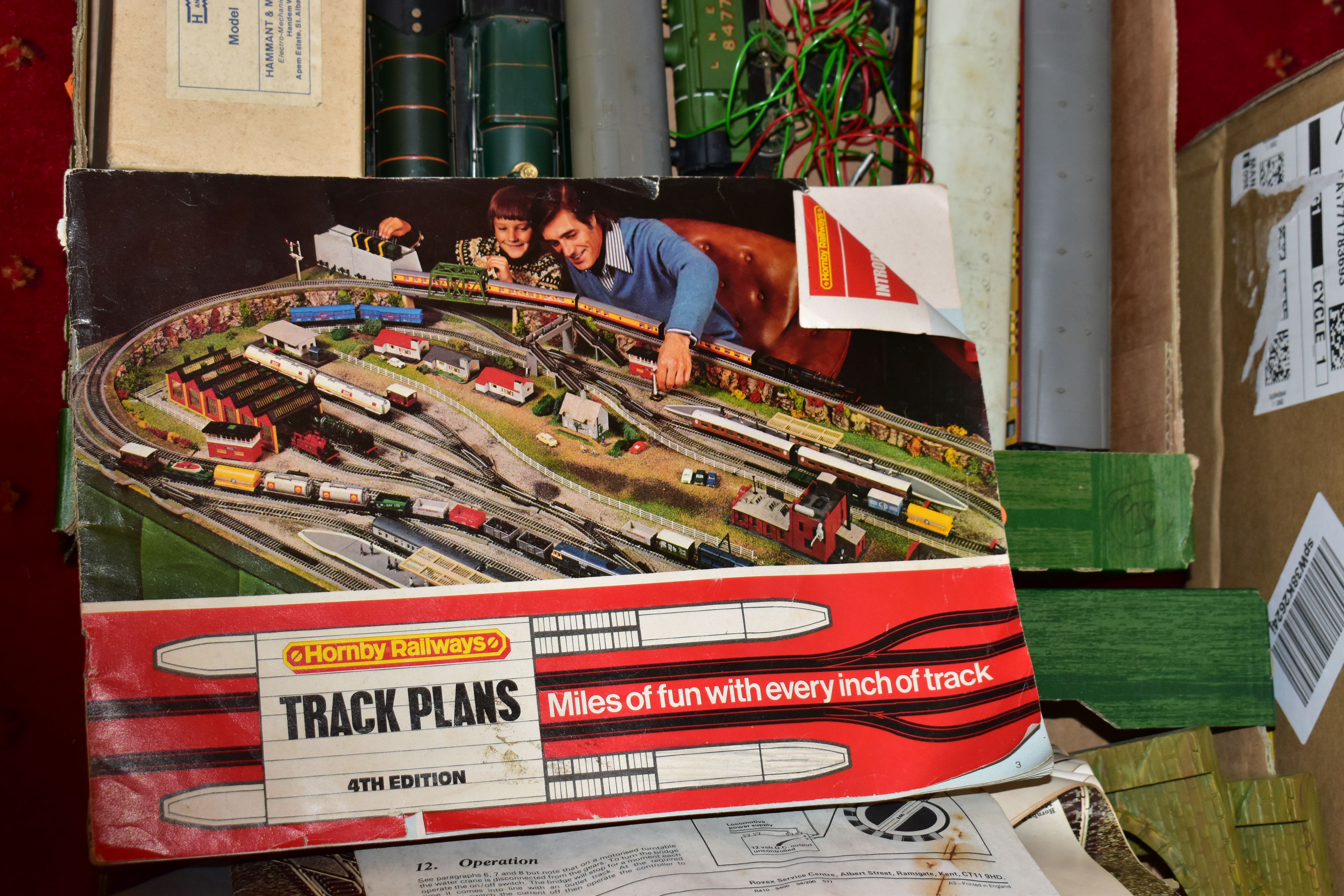A QUANTITY OF MAINLY UNBOXED OO GAUGE MODEL RAILWAY ITEMS, locomotives to include Hornby A4 class ' - Image 12 of 21