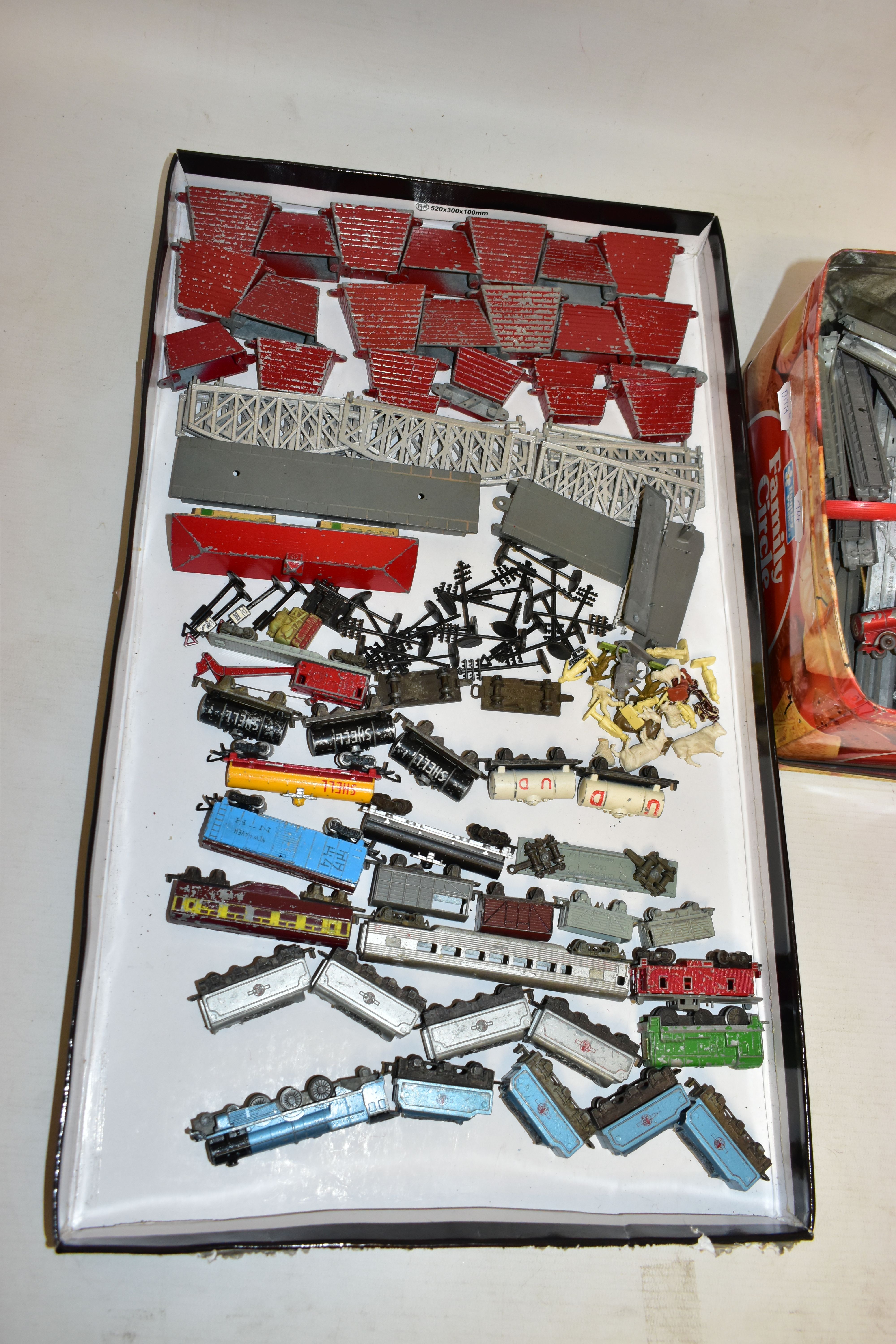 A QUANTITY OF UNBOXED AND ASSORTED LONE STAR OOO N GAUGE MODEL RAILWAY ITEMS, all are push-along - Image 4 of 8