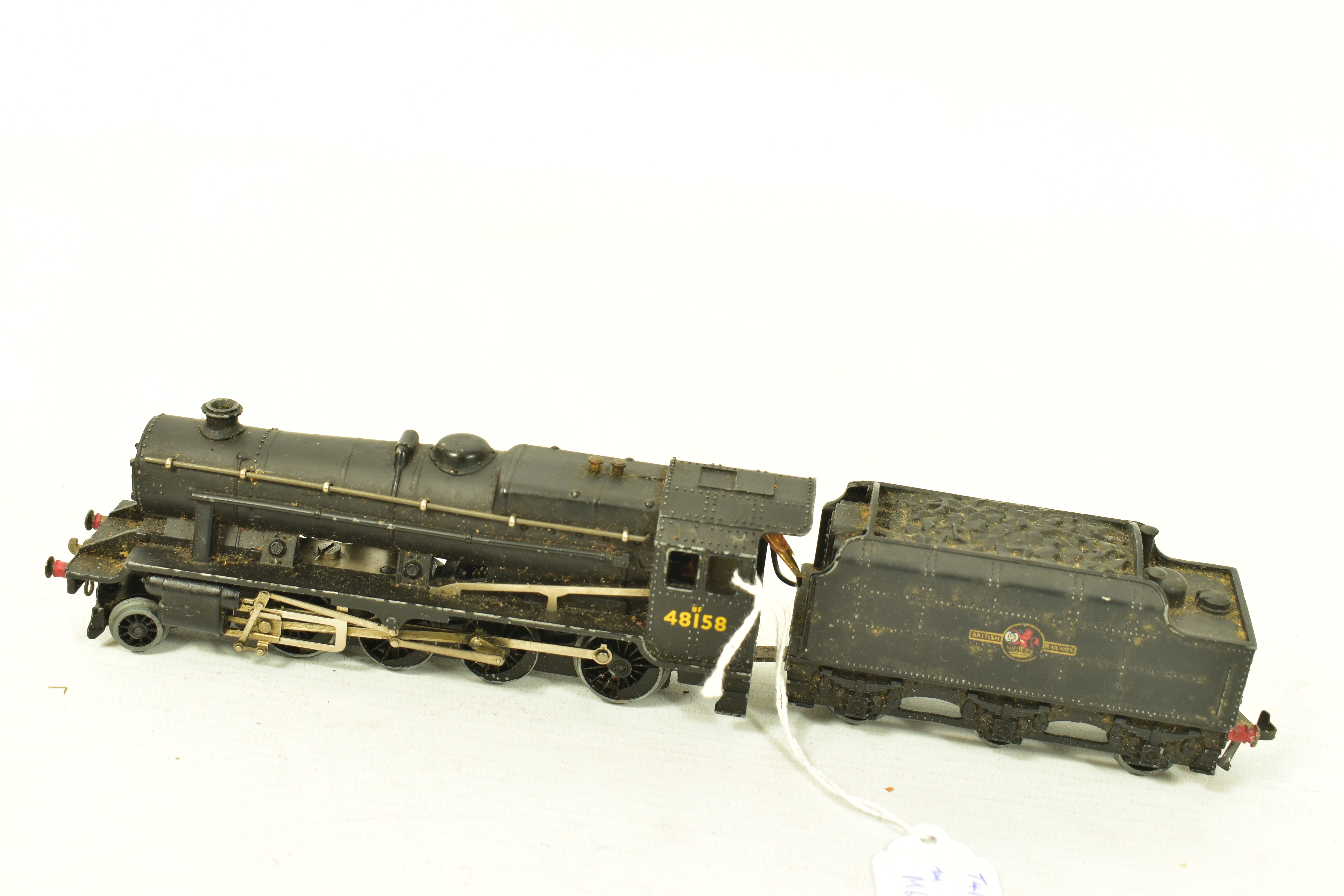 AN UNBOXED HORNBY DUBLO CLASS 8F LOCOMOTIVE AND TENDER, No.48158, B.R. black livery (LT25/3225), - Image 5 of 9