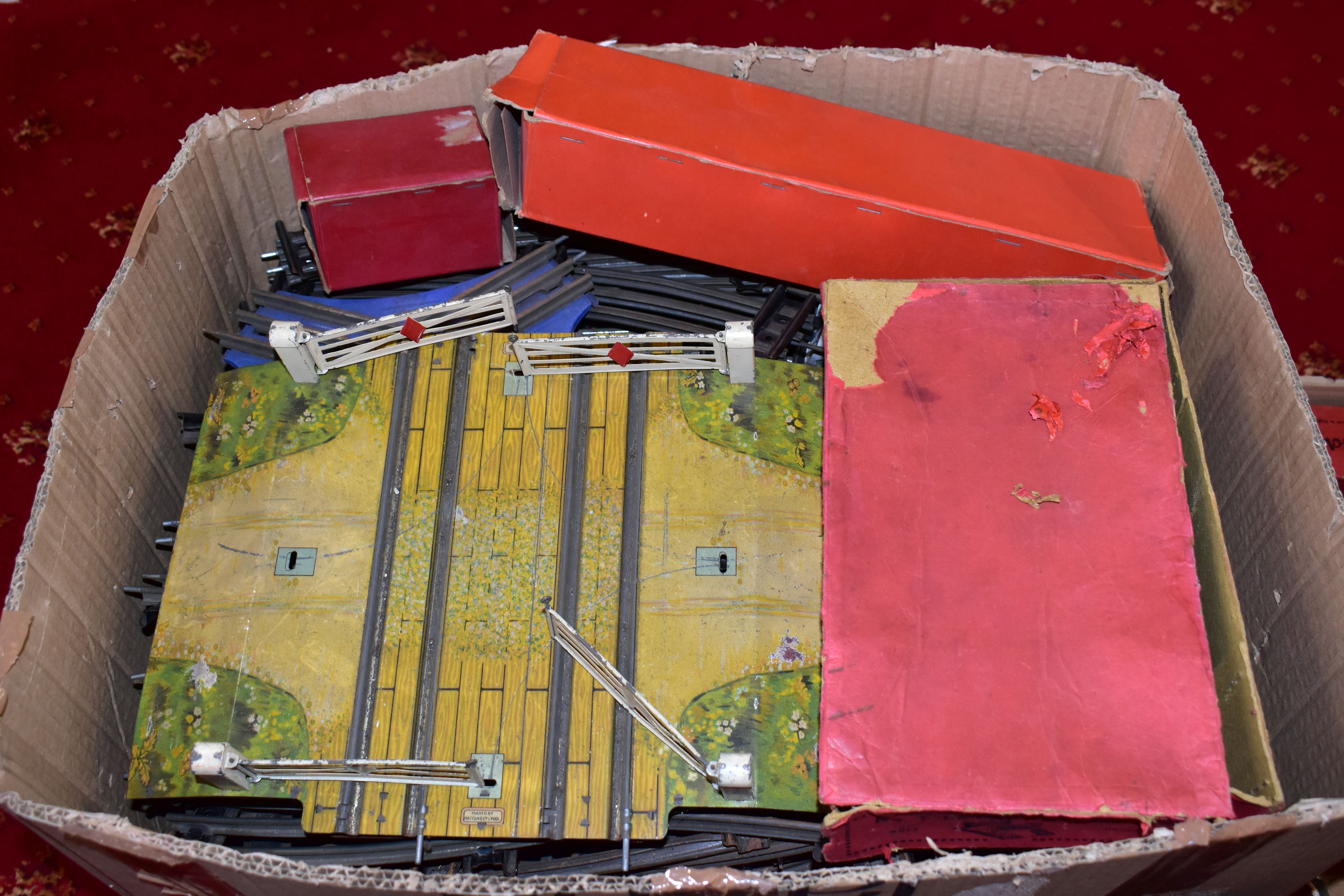 A QUANTITY OF UNBOXED AND ASSORTED O GAUGE MODEL RAILWAY ITEMS, to include damaged bodyshell only - Image 13 of 22