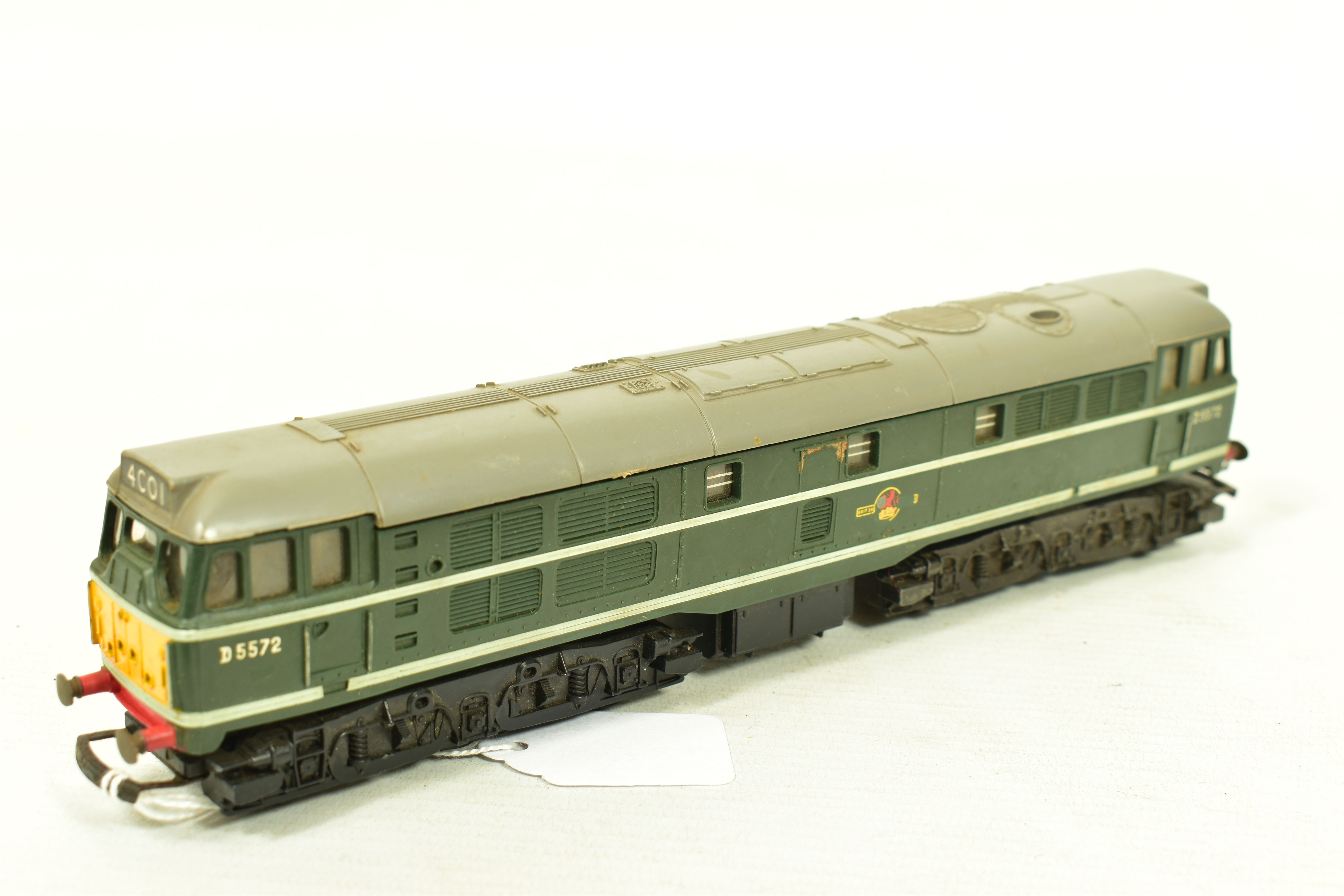 FIVE BOXED TRI-ANG OO GAUGE CLASS 31 LOCOMOTIVES, 4 x No.D5572 and repainted from blue to green - Image 8 of 11