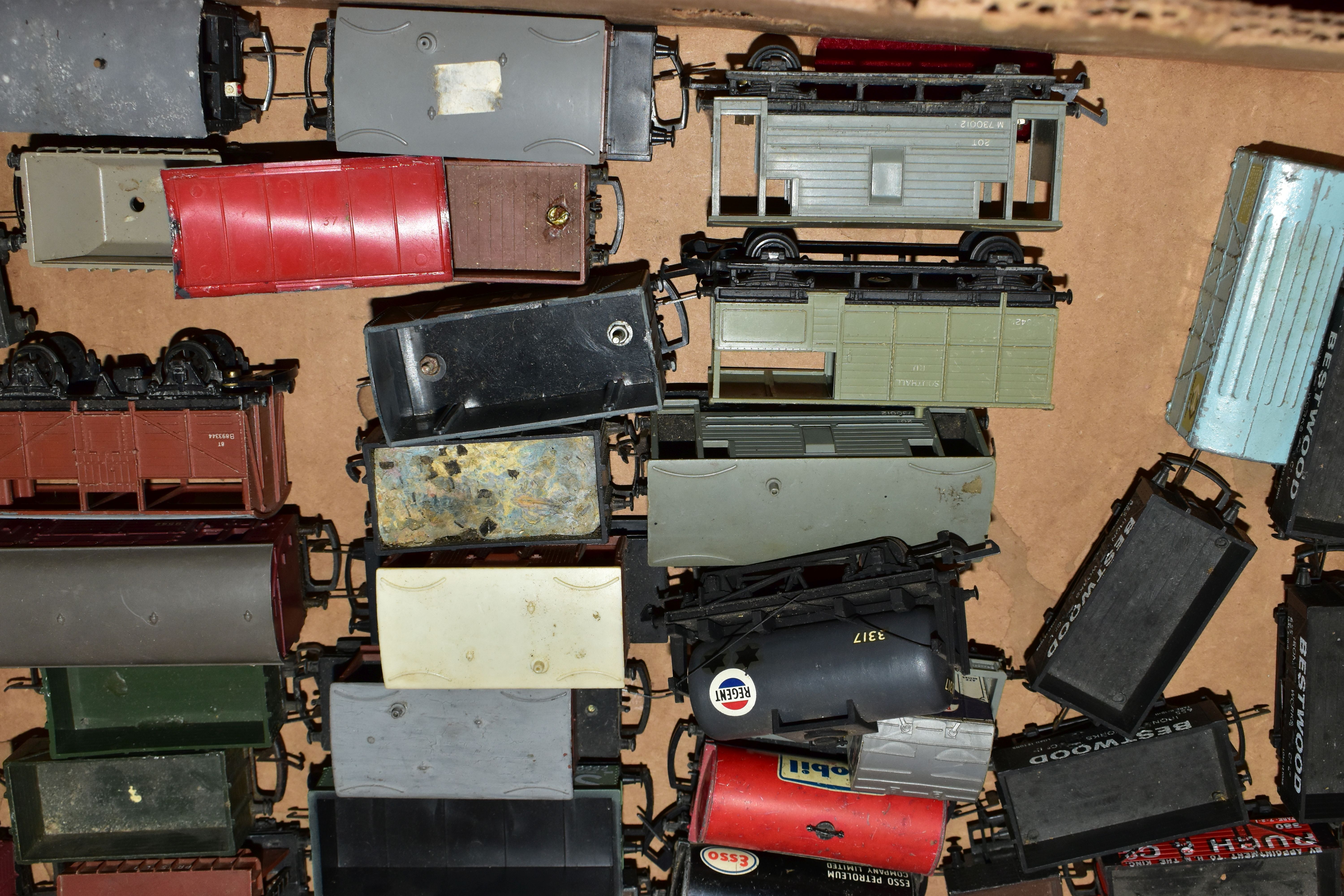 A QUANTITY OF UNBOXED AND ASSORTED OO & HO GAUGE ROLLING STOCK, assorted items to include, Hornby - Image 10 of 19