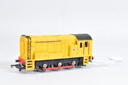 A BOXED WRENN OO GAUGE CLASS 08 SHUNTER, Dunlop yellow livery (W2243), missing Dunlop decal from one