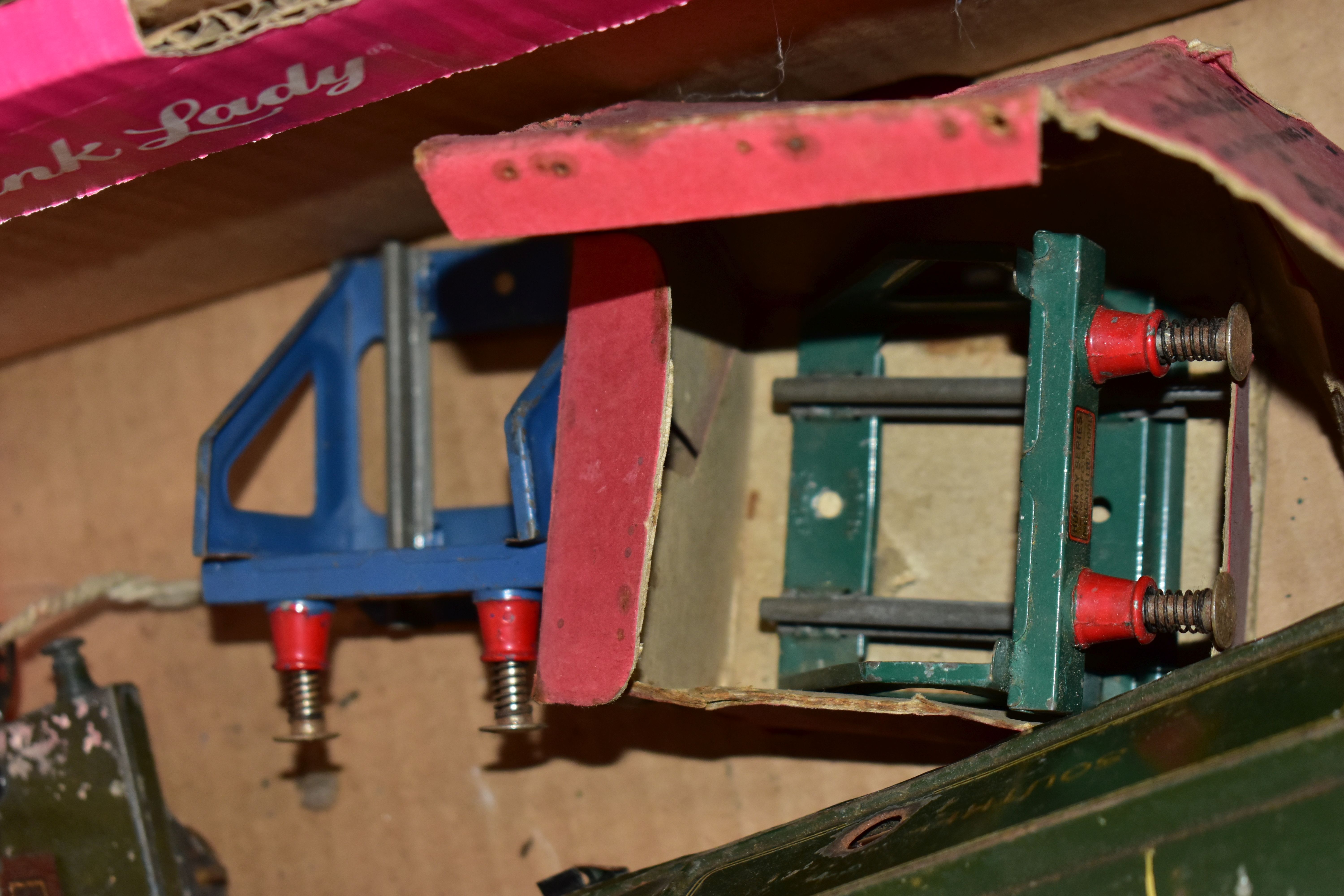 A QUANTITY OF UNBOXED AND ASSORTED O GAUGE MODEL RAILWAY ITEMS, to include damaged bodyshell only - Image 9 of 22