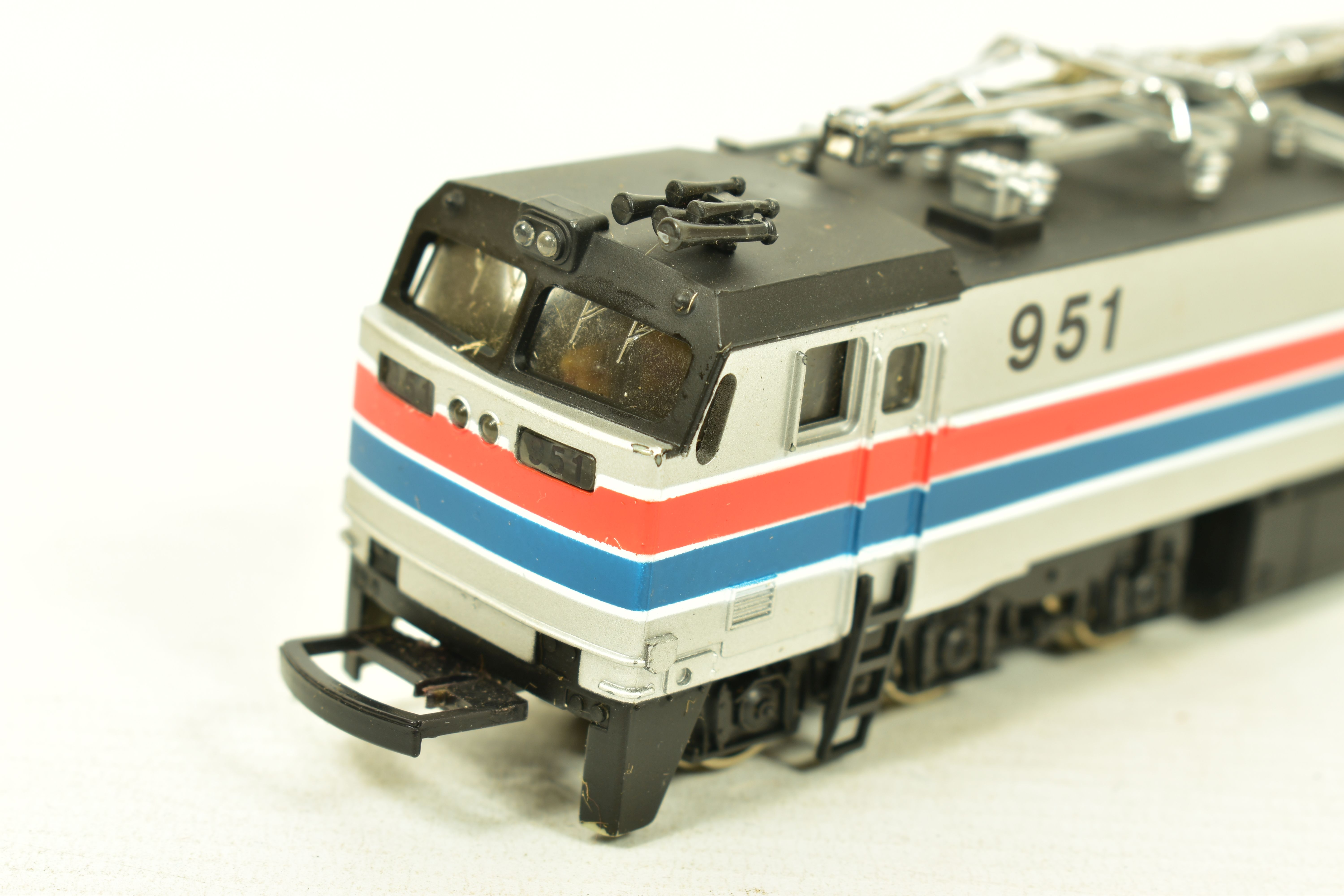 THREE BOXED HO GAUGE AMERICAN LOCOMOTIVES, Bachmann E60P No.951, Amtrak red, blue and silver - Image 7 of 8