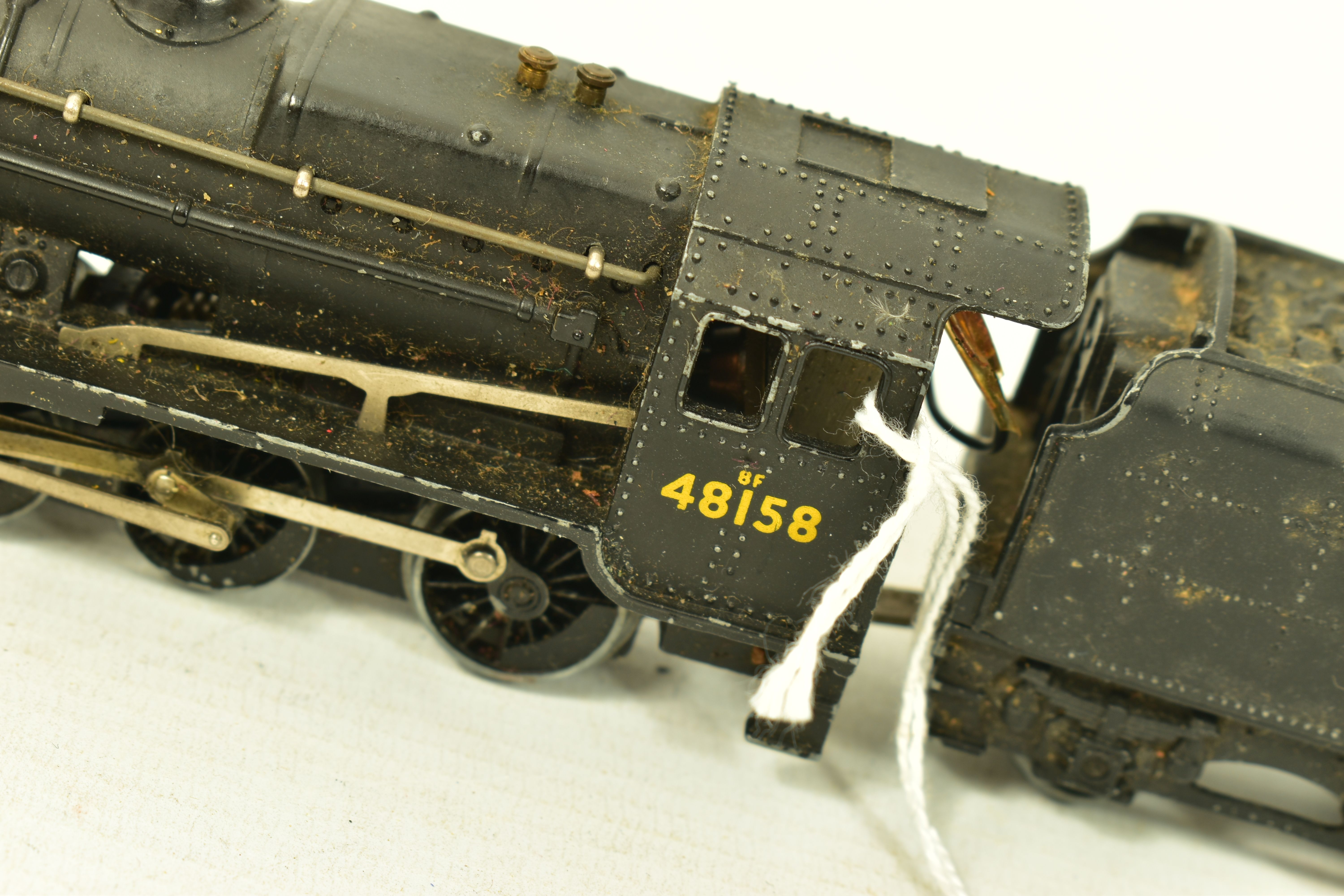 AN UNBOXED HORNBY DUBLO CLASS 8F LOCOMOTIVE AND TENDER, No.48158, B.R. black livery (LT25/3225), - Image 6 of 9