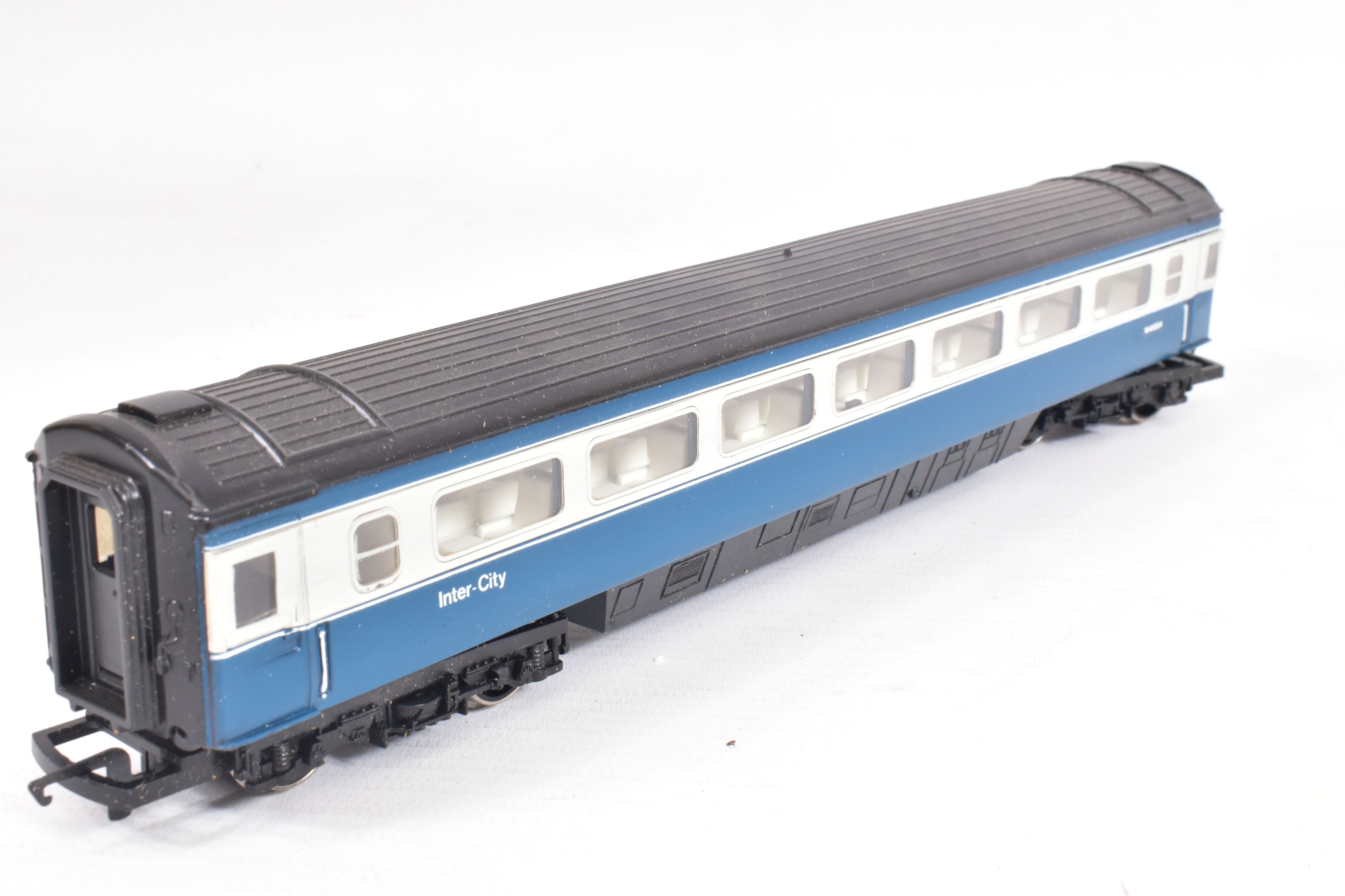 A BOXED HORNBY OO GAUGE INTERCITY 125 HIGH SPEED TRAIN PACK, No.R332, comprising power car No. - Image 3 of 12