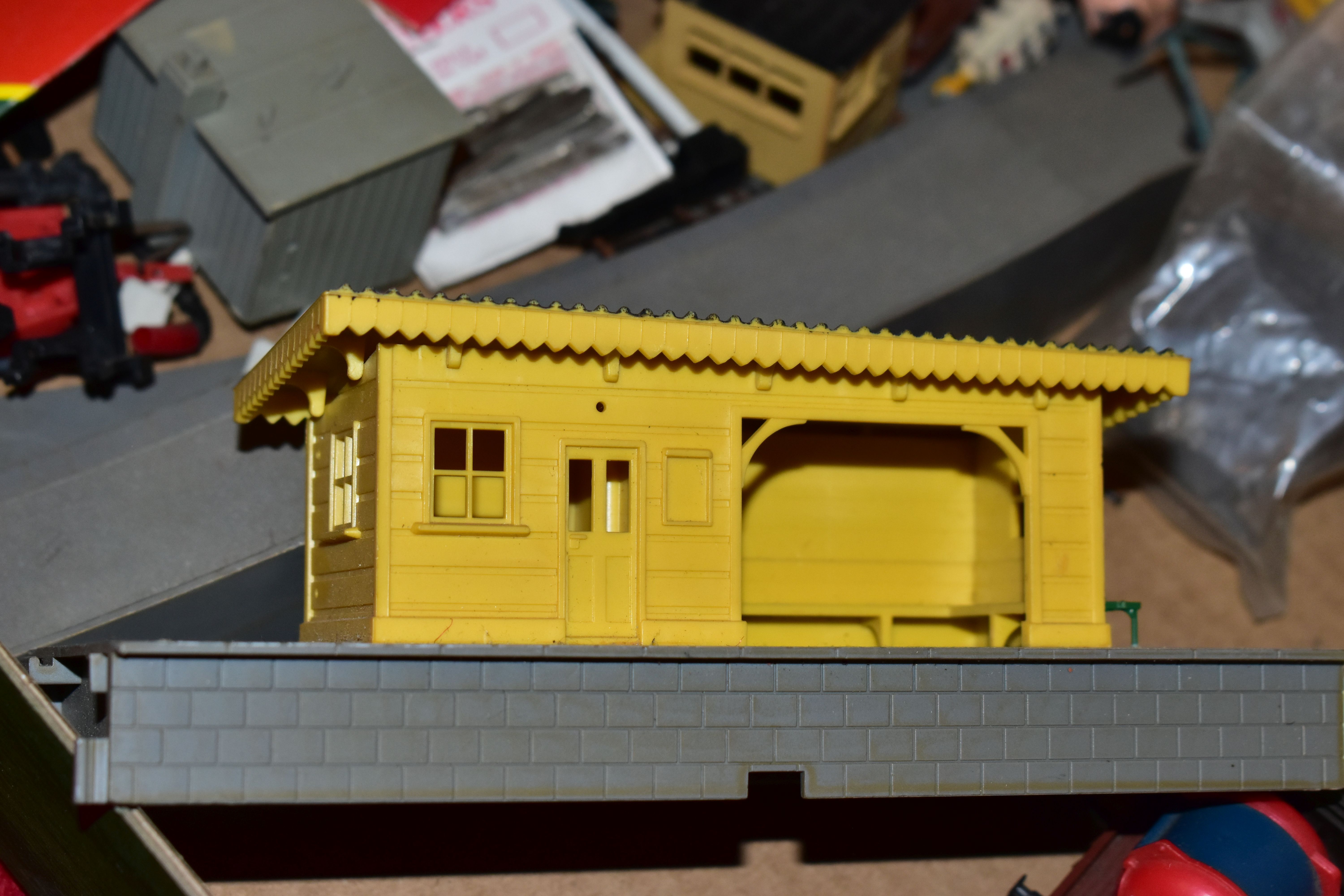A QUANTITY OF MAINLY UNBOXED OO GAUGE MODEL RAILWAY ITEMS, locomotives to include Hornby A4 class ' - Image 8 of 21