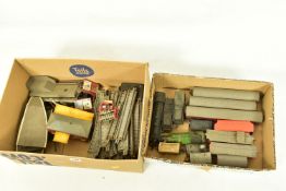 A QUANTITY OF UNBOXED AND ASSORTED MAINLY TRI-ANG OO GAUGE MODEL RAILWAY ITEMS, all in playworn