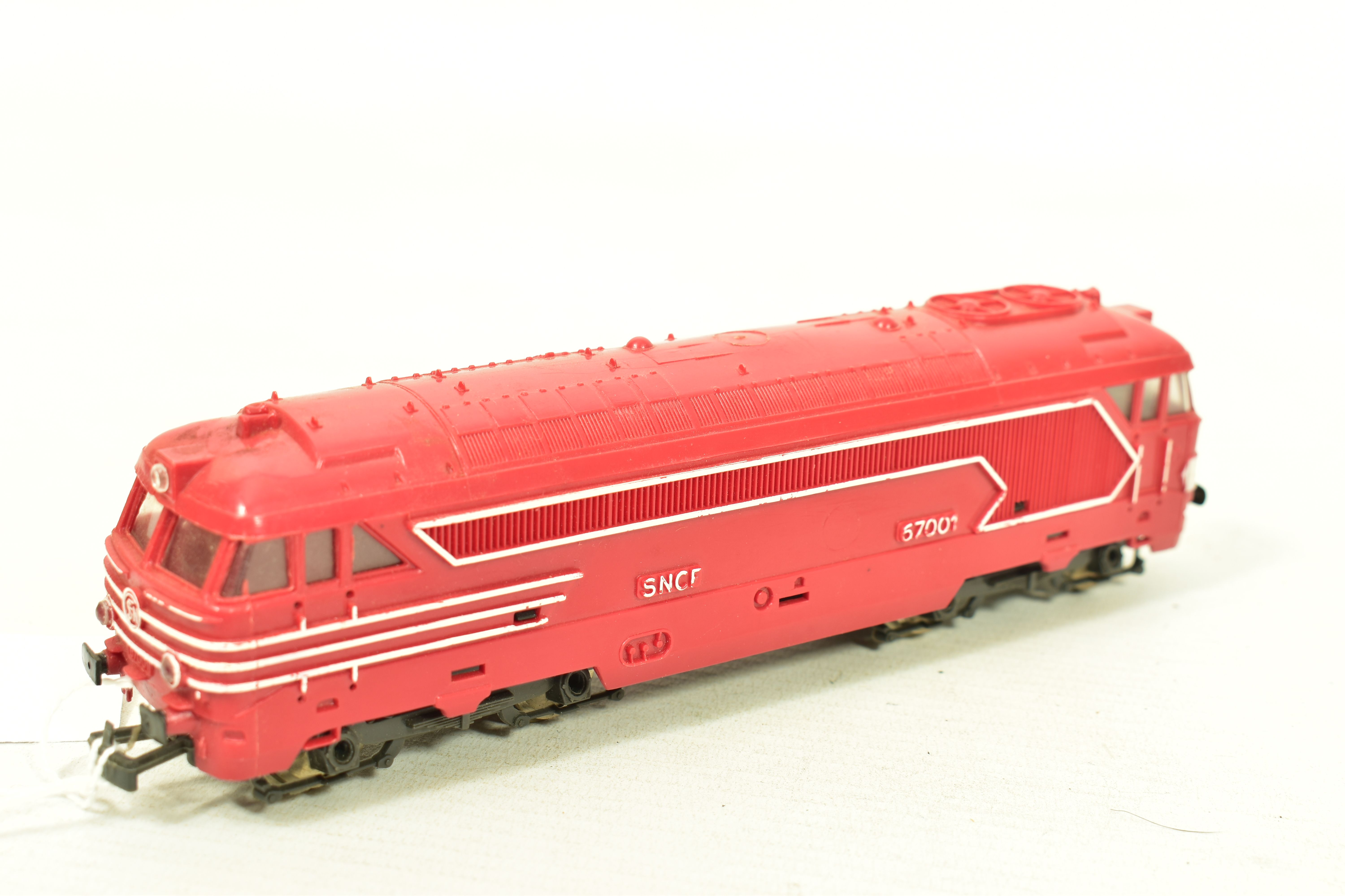 FOUR BOXED HO GAUGE S.N.C.F. LOCOMOTIVES, 2 x Jouef BB No.67001, red livery (P841), BB No.13001, - Image 2 of 9