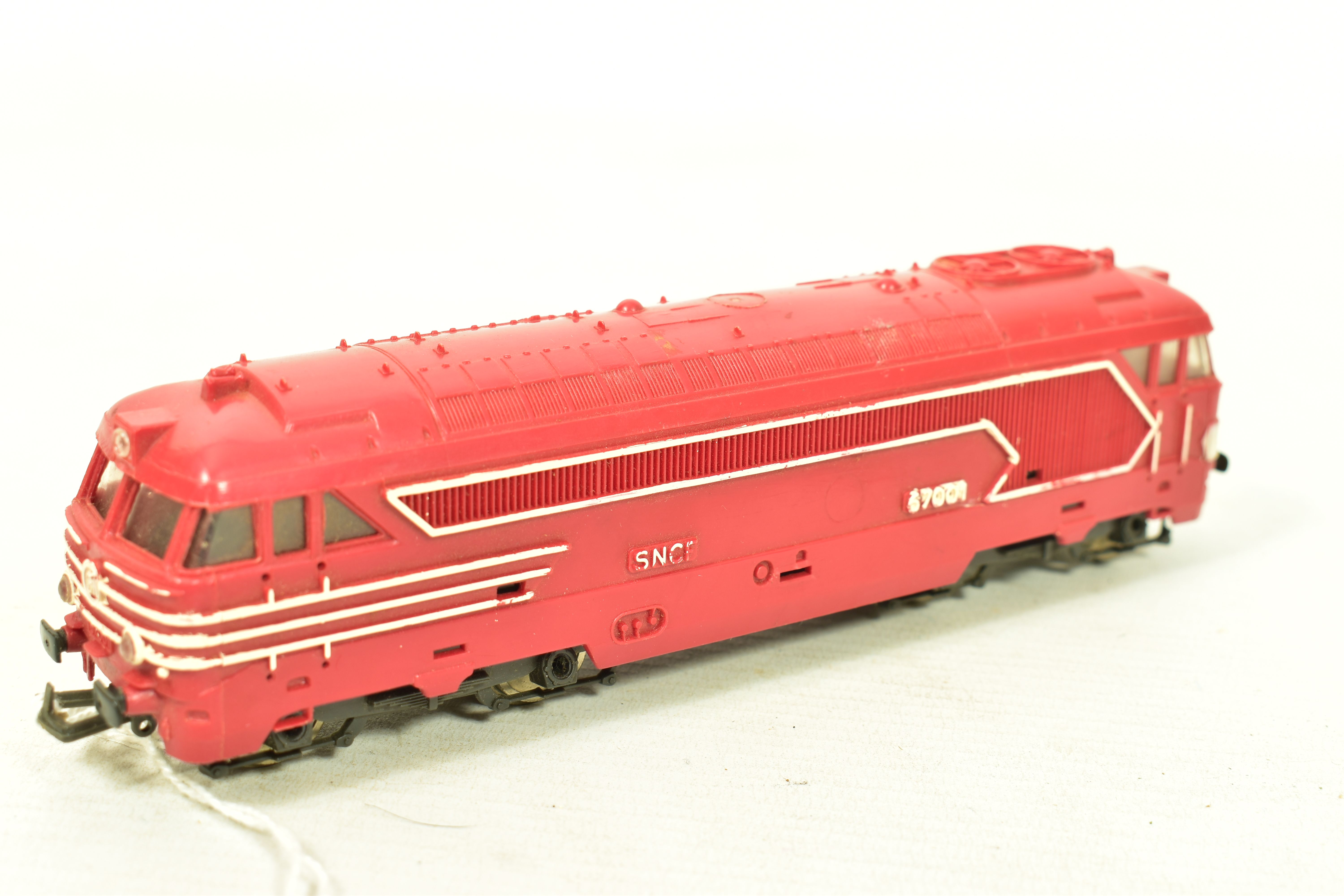 FOUR BOXED HO GAUGE S.N.C.F. LOCOMOTIVES, 2 x Jouef BB No.67001, red livery (P841), BB No.13001, - Image 4 of 9