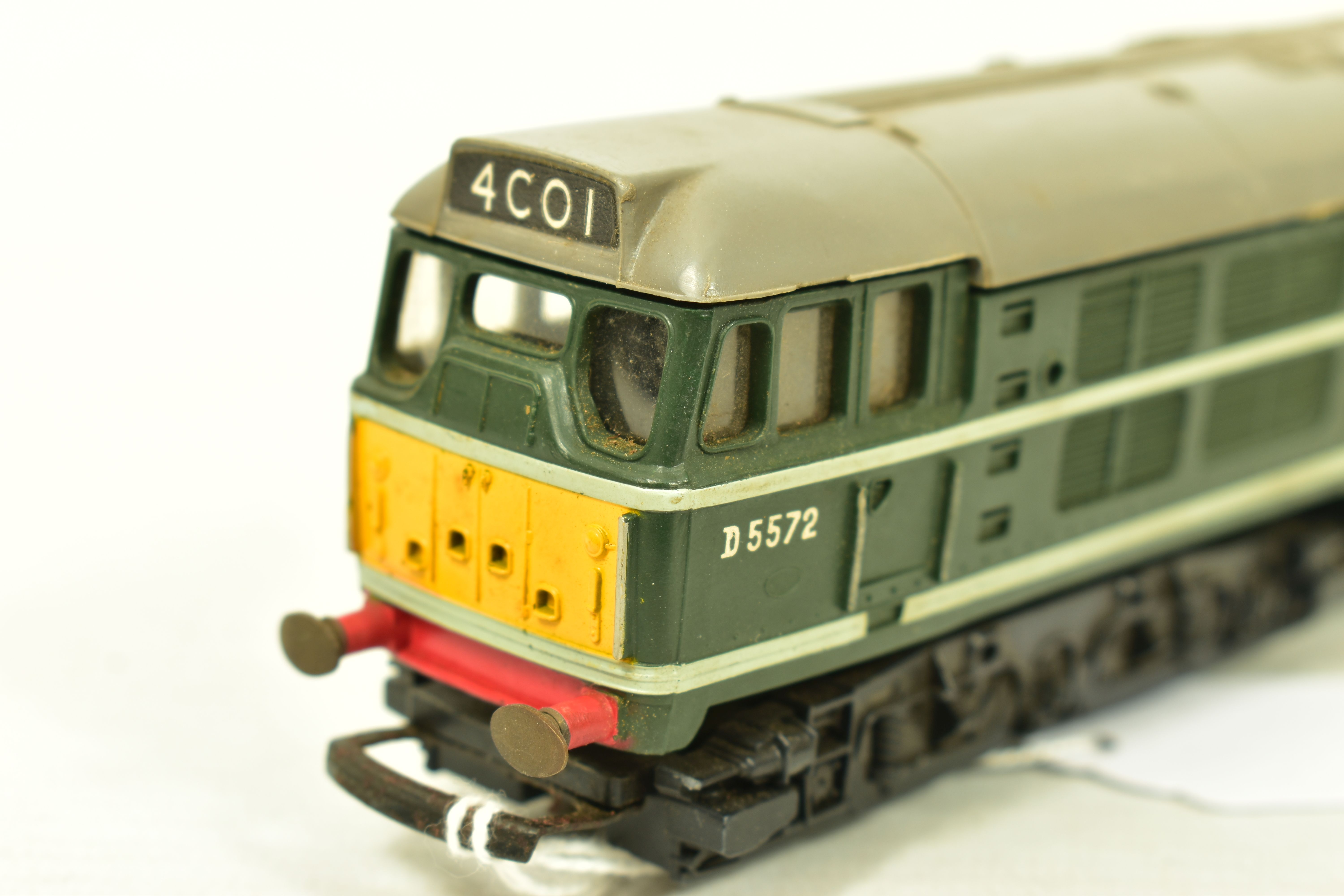 FIVE BOXED TRI-ANG OO GAUGE CLASS 31 LOCOMOTIVES, 4 x No.D5572 and repainted from blue to green - Image 9 of 11