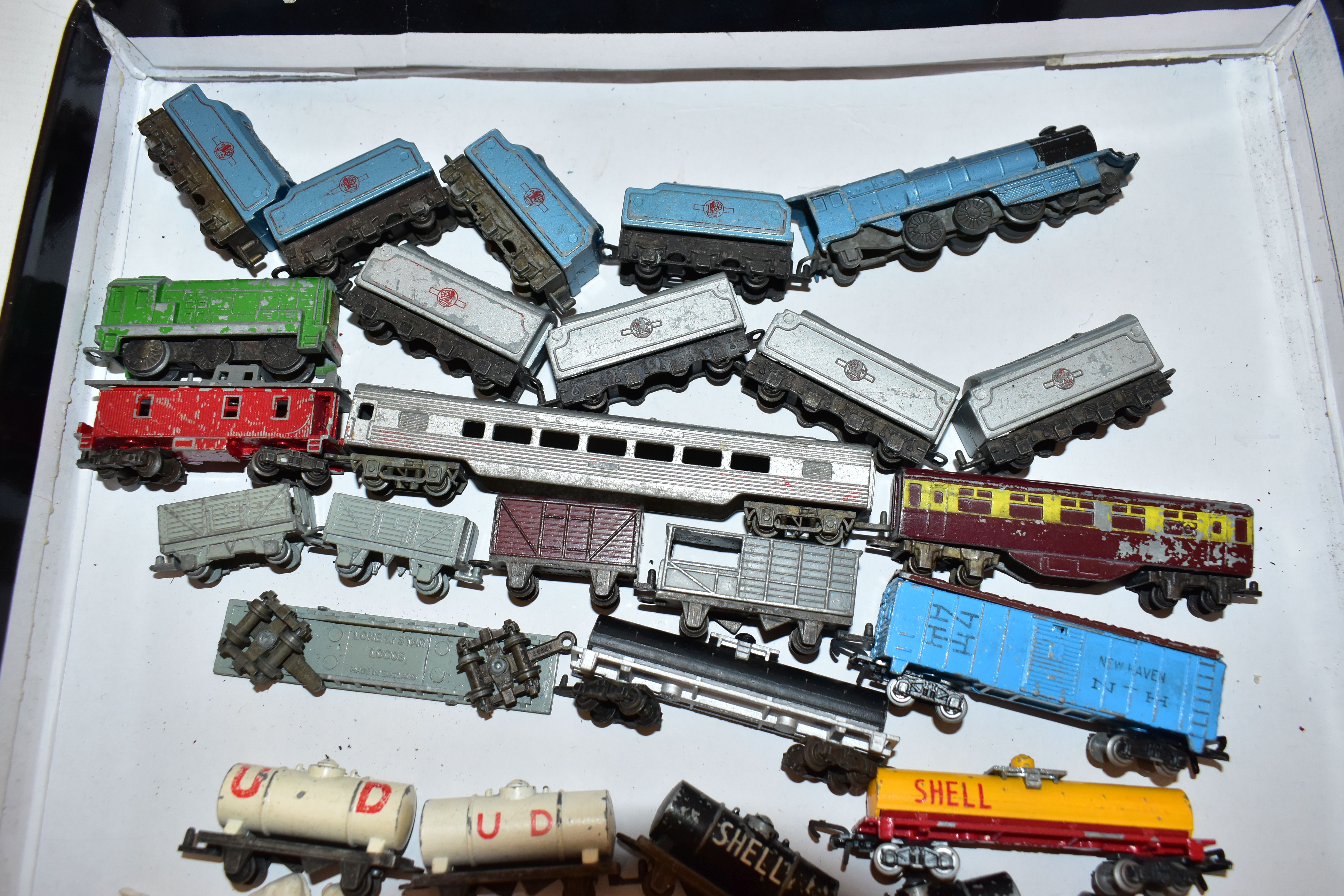 A QUANTITY OF UNBOXED AND ASSORTED LONE STAR OOO N GAUGE MODEL RAILWAY ITEMS, all are push-along - Image 5 of 8